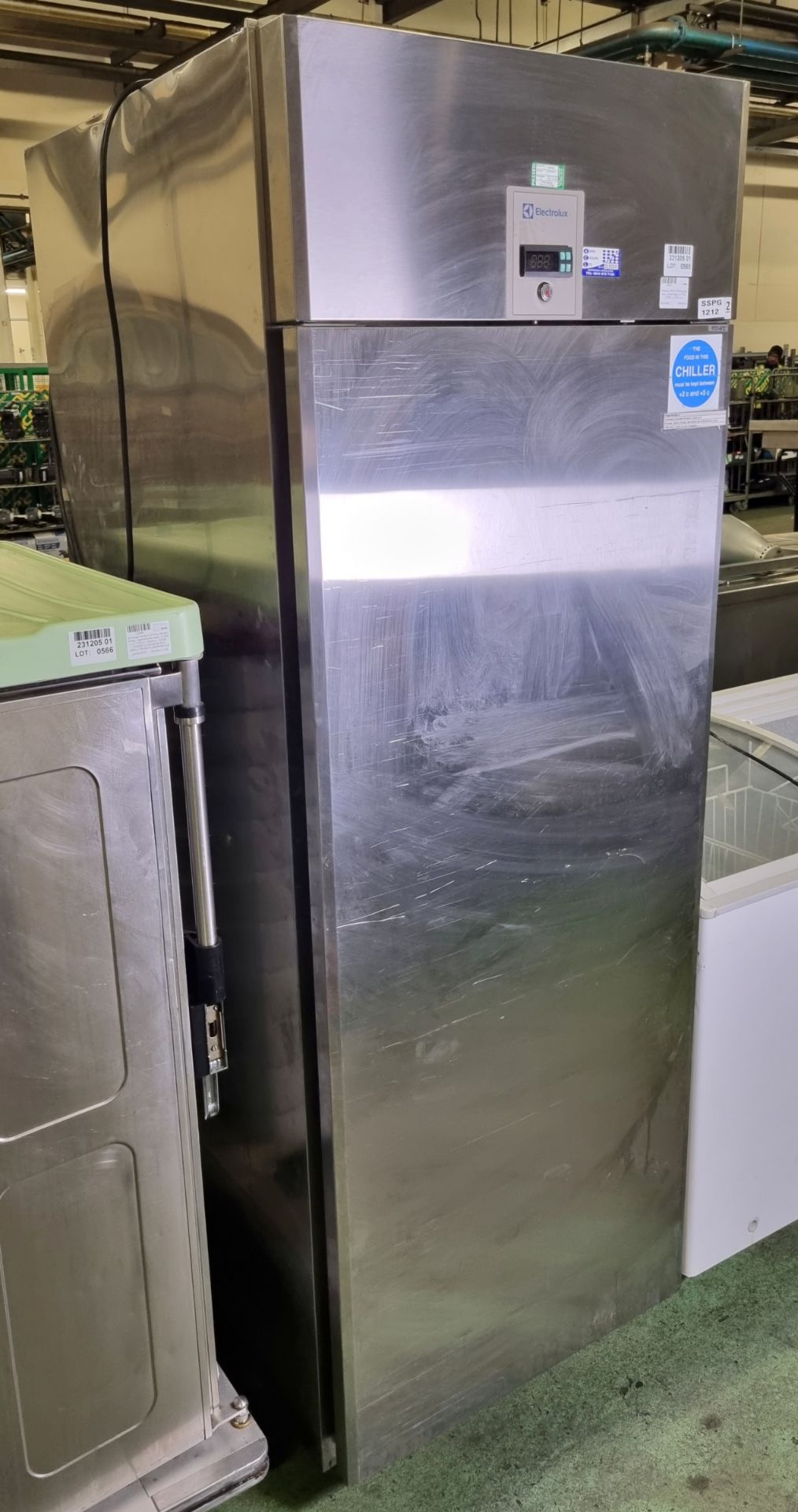 Electrolux RE471FRCG single door upright fridge - missing racking - W 700 x D 830 x H 2000mm - Image 2 of 4