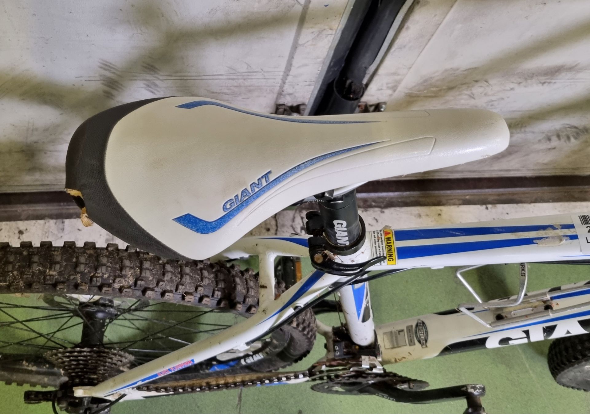 Giant Talon hardtail mountain bike - large frame size - 26 inch wheels - 3x8 Shimano drivetrain - Image 9 of 10