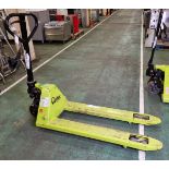 Pramac Lifter narrow hand pallet truck max : 2200 kg