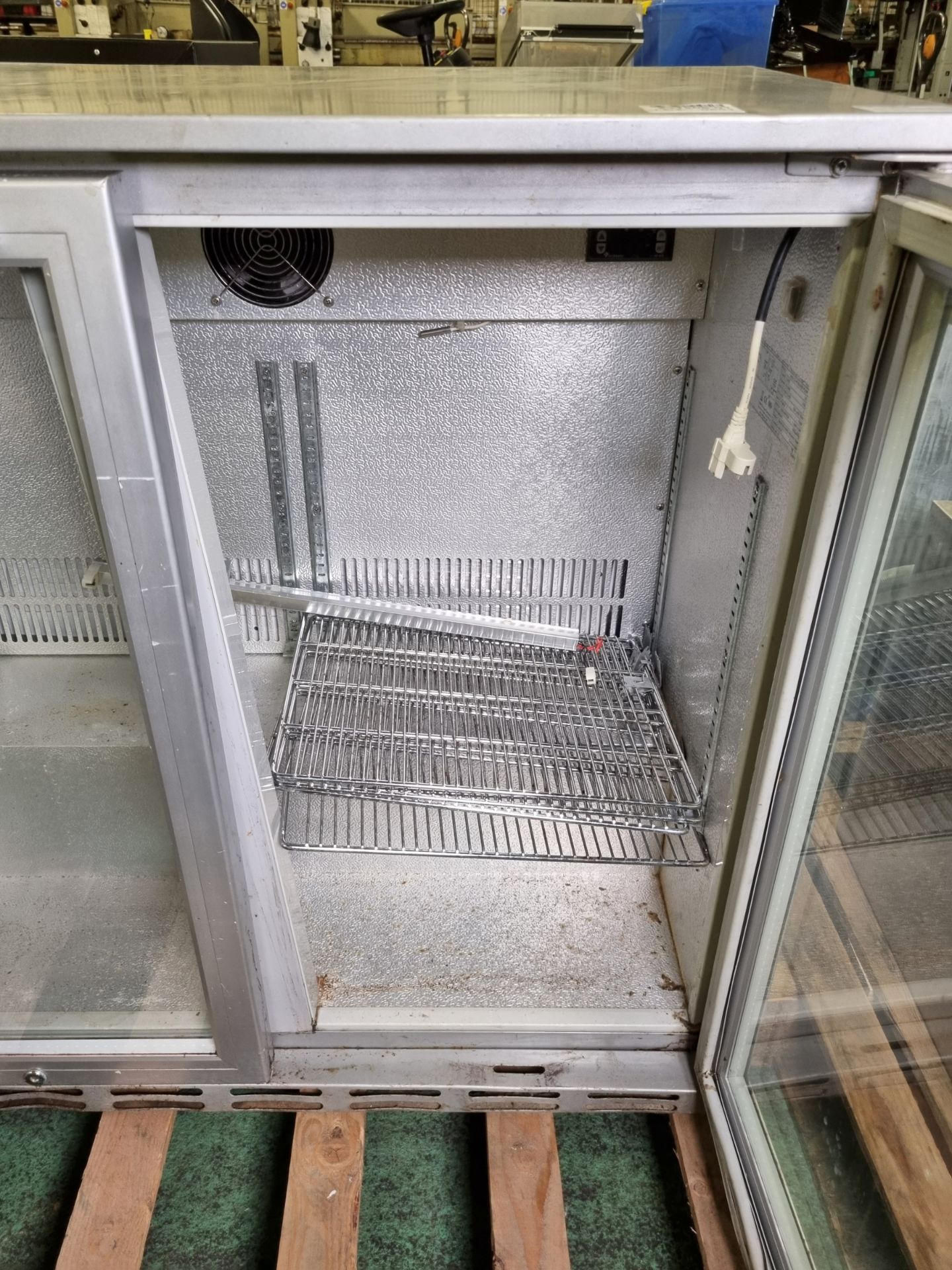 Husky HUS-C2-HY-SILVER-PLAIN undercounter display fridge double glass doors - AS SPARES OR REPAIRS - Image 4 of 5