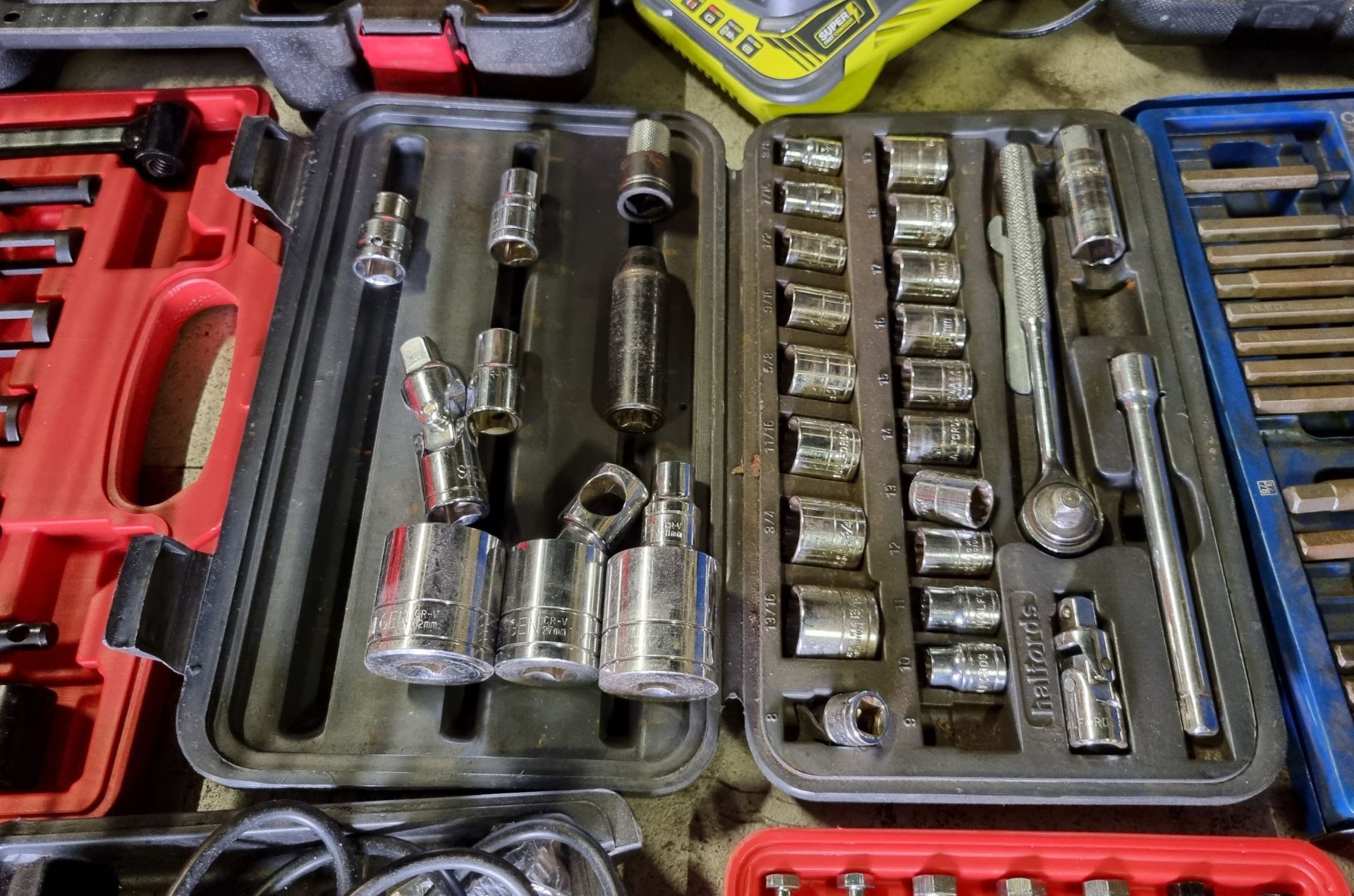 Workshop tools and equipment - Halfords socket sets (incomplete), trolley jack, 12V scissor jack - Image 3 of 9