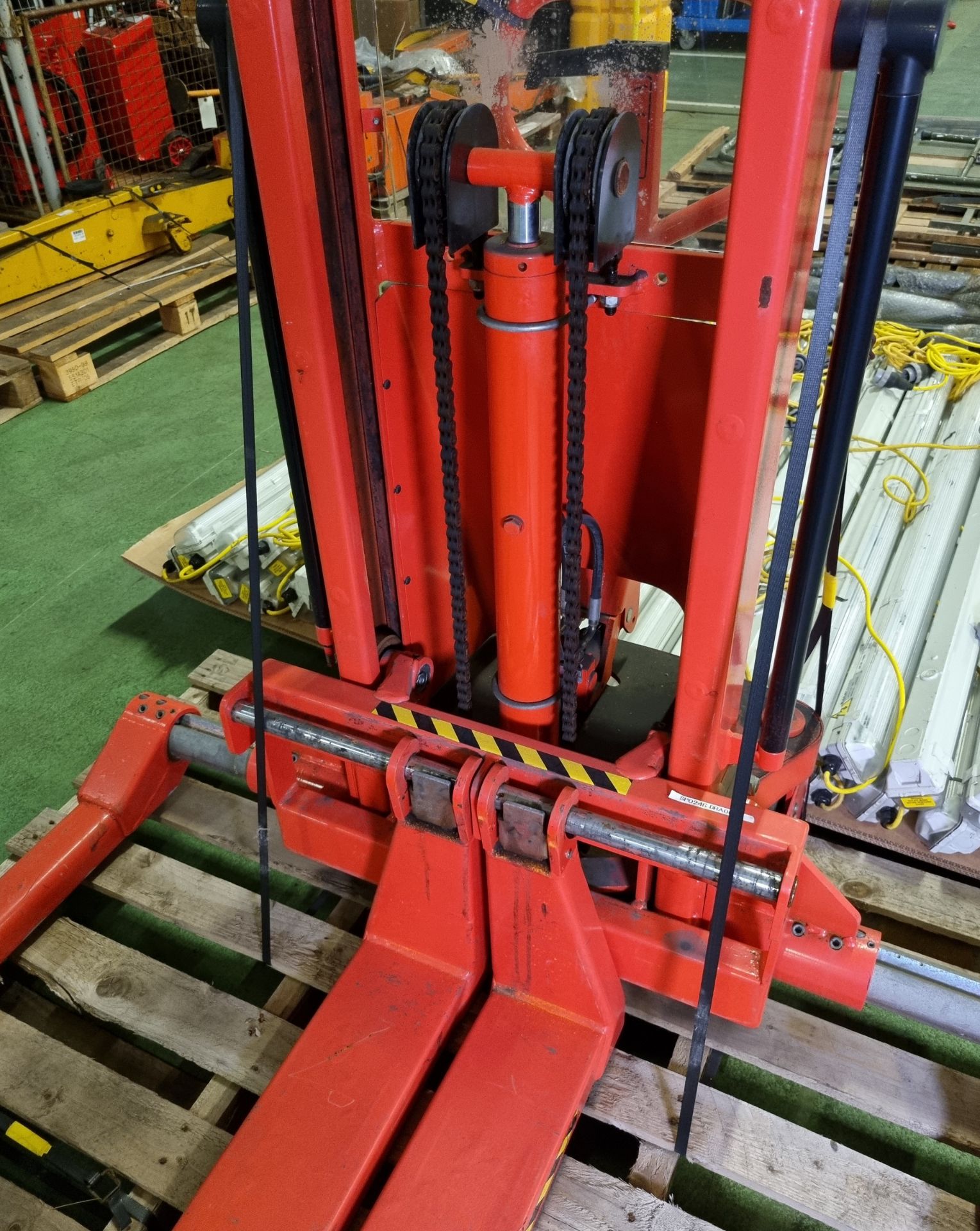 Logitrans LFS1001/1570 hand pallet stacker truck - max lifting capacity: 1000kg - Image 4 of 5