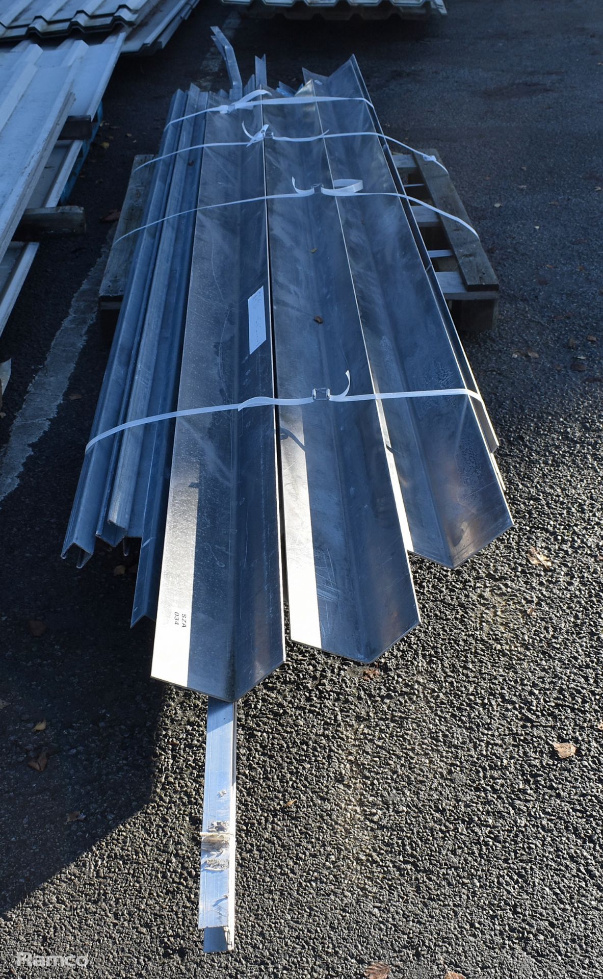 Aluminium angle section and steel channeling - 3-3.5m mixed lengths - Image 3 of 4