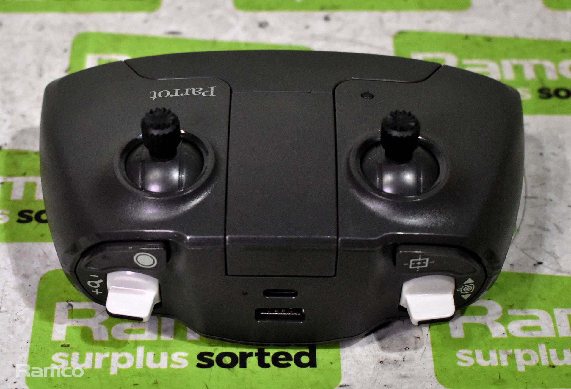 Parrot ANAFI ultra compact 4K HDR camera drone - Parrot SkyController 3 handset - 4x 2700mAh 7.6V - Image 7 of 12