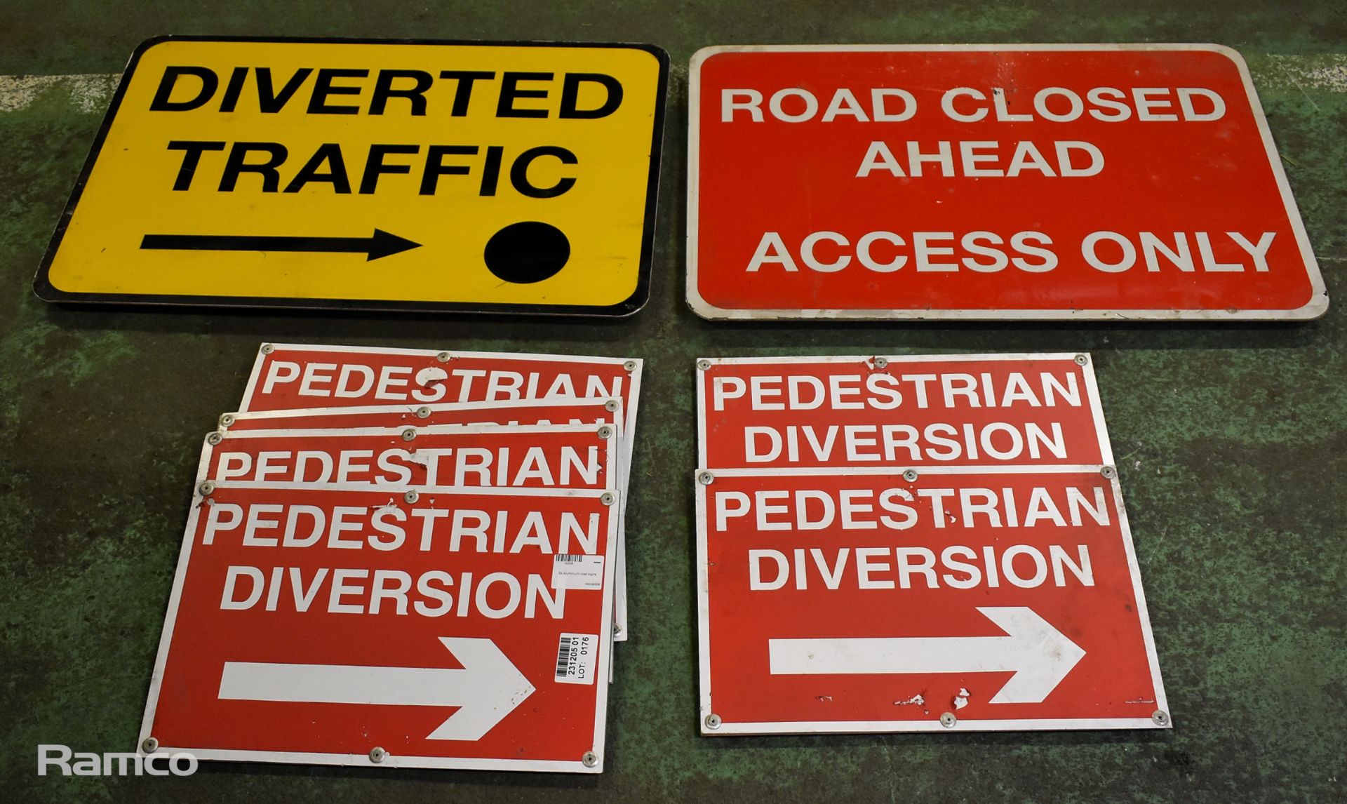 8x Aluminium road signs