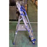 Werner 7050318L 3 tread platform step ladder