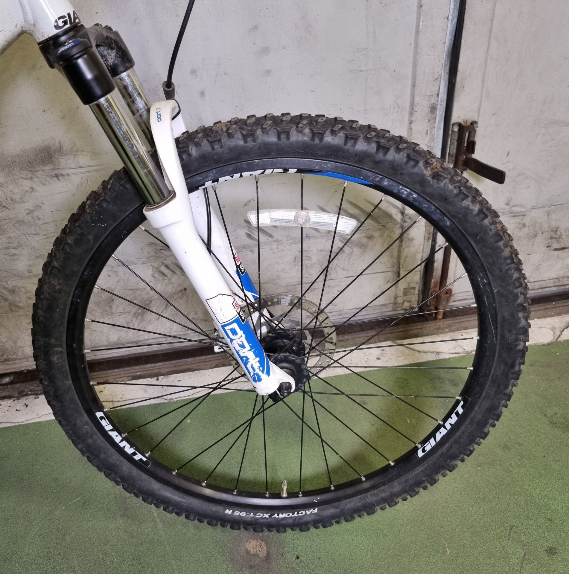 Giant Talon hardtail mountain bike - large frame size - 26 inch wheels - 3x8 Shimano drivetrain - Image 7 of 8
