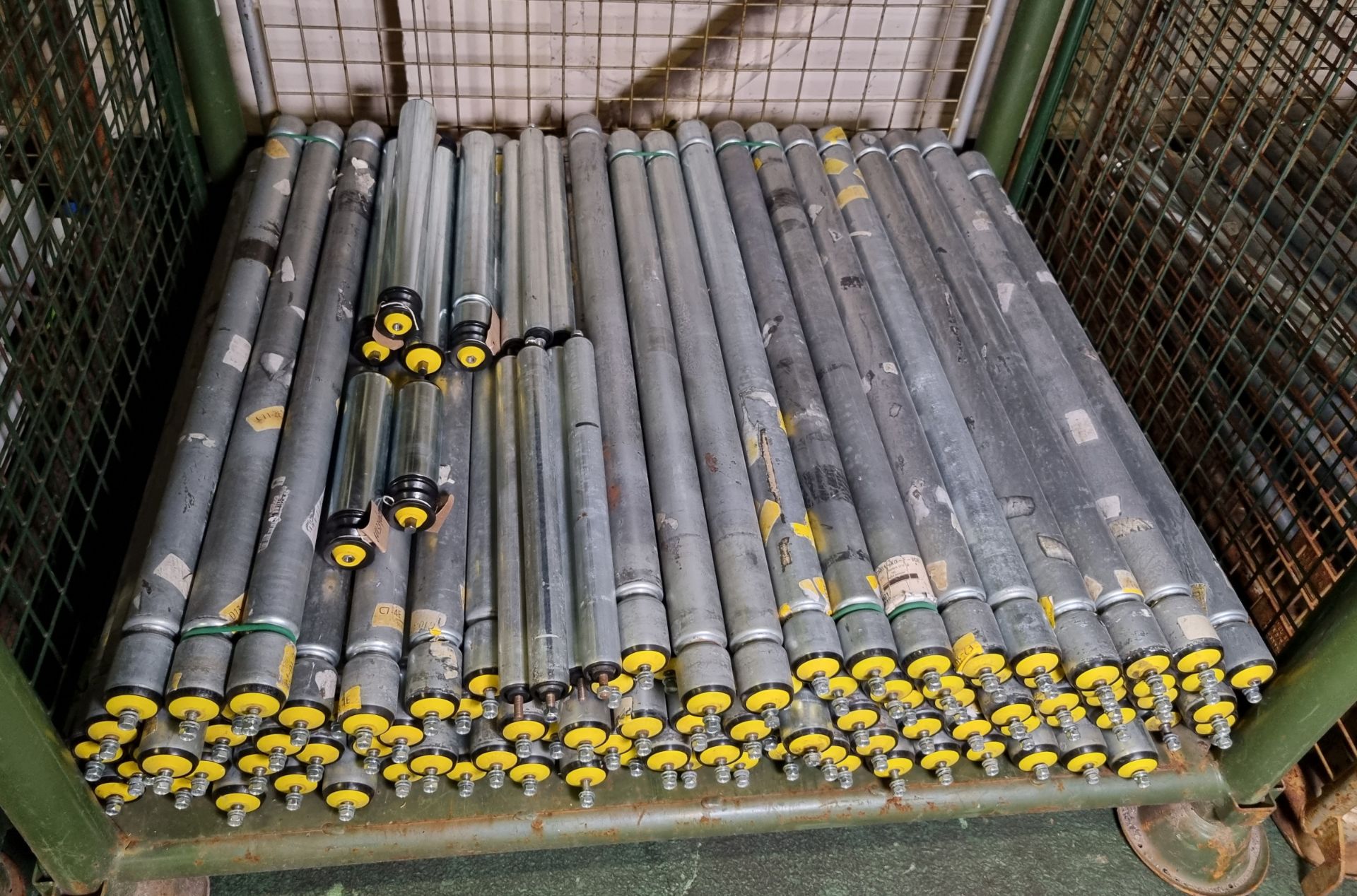 Conveyor belt rollers - mostly 920mm with some mixed size smaller rollers - approx 90 - Bild 2 aus 4