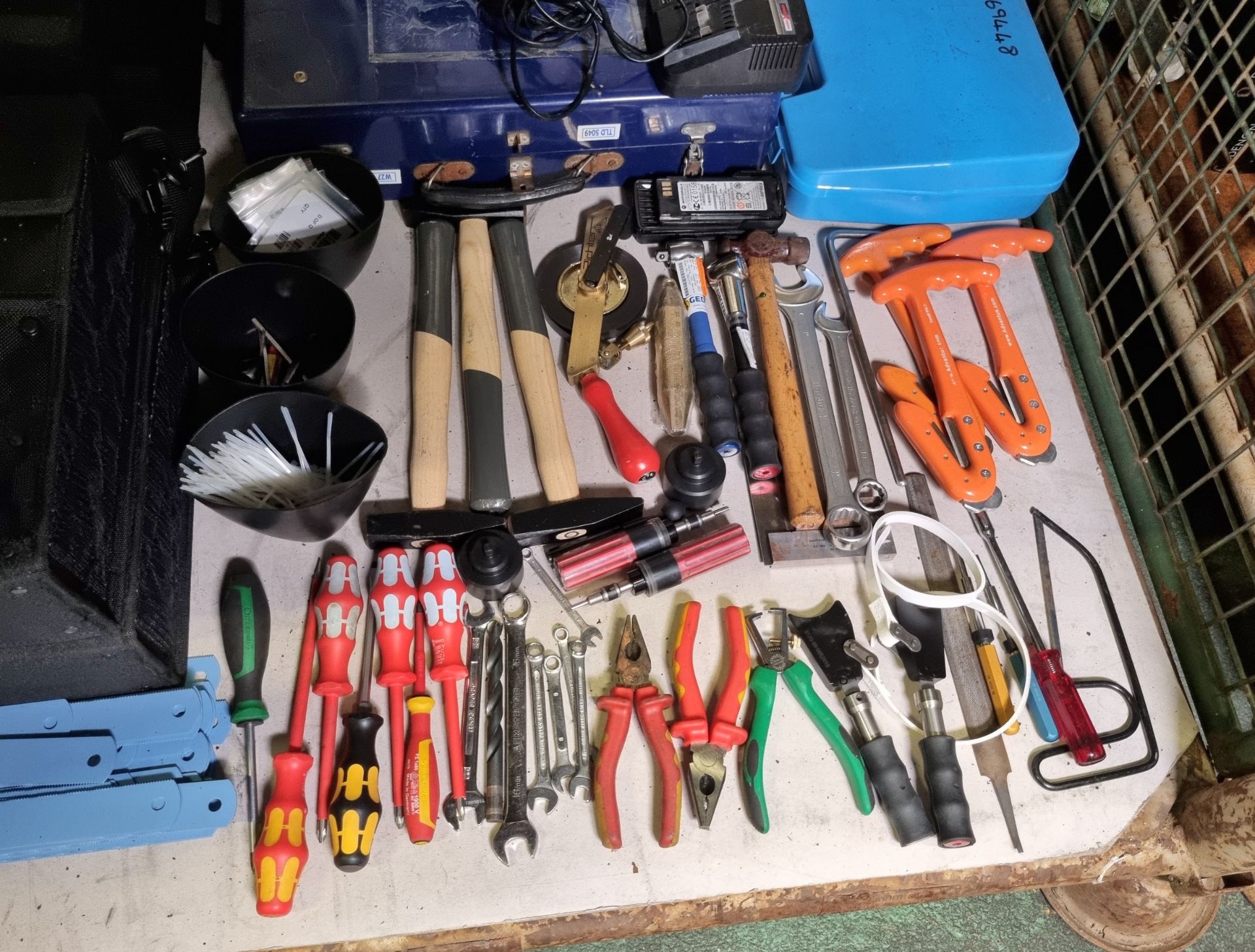 Workshop tools - tool cases, hammers, spanners, screwdrivers, hacksaw, sandpaper, tape measure - Image 3 of 7