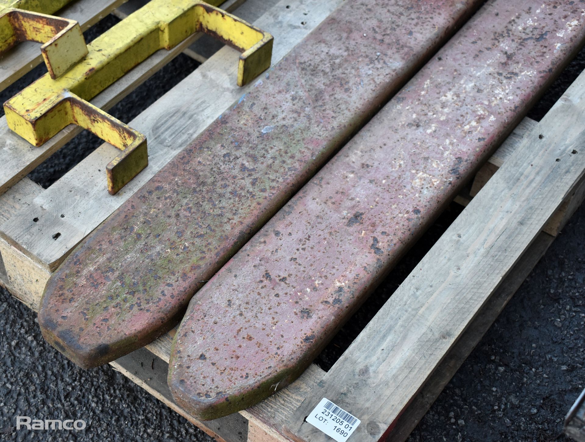 Pair of forklift tine covers and pair of metal rack ends - Image 2 of 3