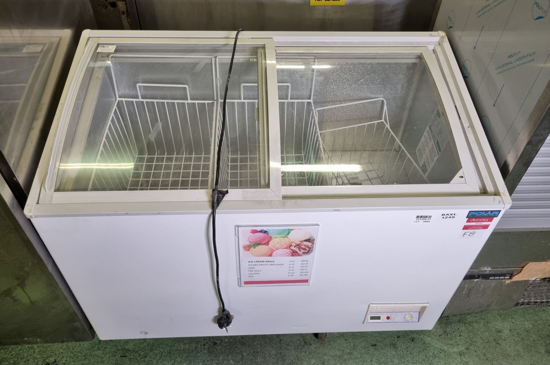 Polar CM434 display chest freezer - 2 sliding doors - 270ltr capacity - W 1195 x D 654 x H 928mm - Image 2 of 4