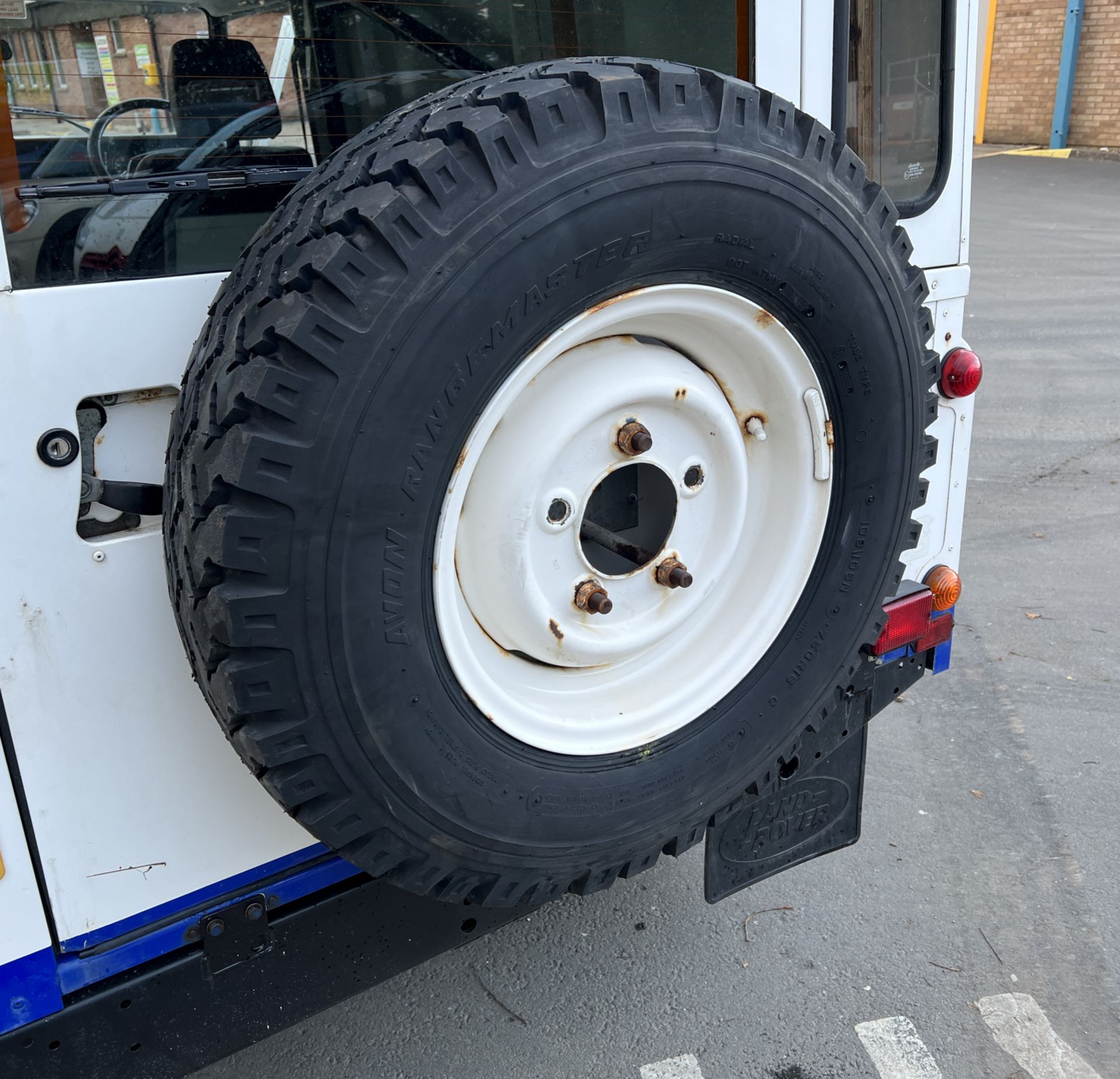 Land Rover Defender 110TDI - 1995 - Very low mileage at 24095 miles - 2.5L diesel - white - Image 19 of 49