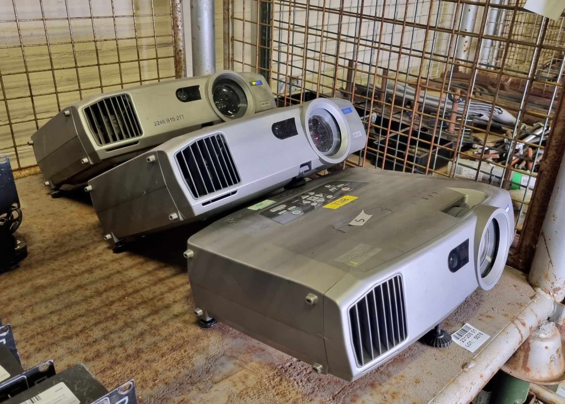 Epson EMP-7800 projector with 2x spare projectors with lamps - Image 2 of 4