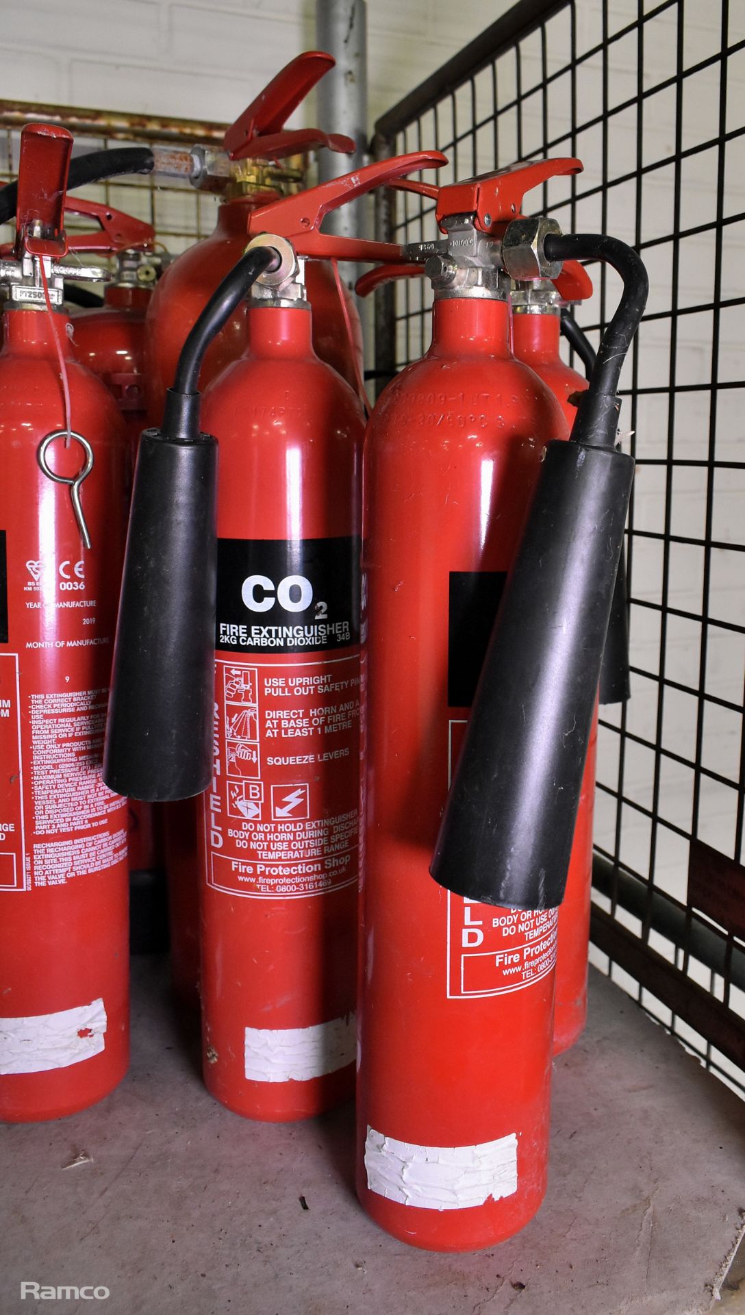 18x Fire extinguishers mixed sizes - powder, water & CO2 - NEEDS SERVICING BEFORE USE - Image 5 of 5