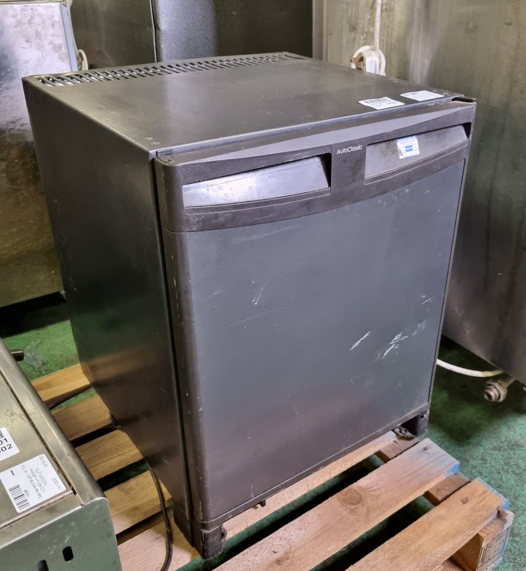 Autoclassic hotel mini fridge / minibar fridge - W 400 x D 450 x H 550mm - NO BACK COVER - Image 2 of 4