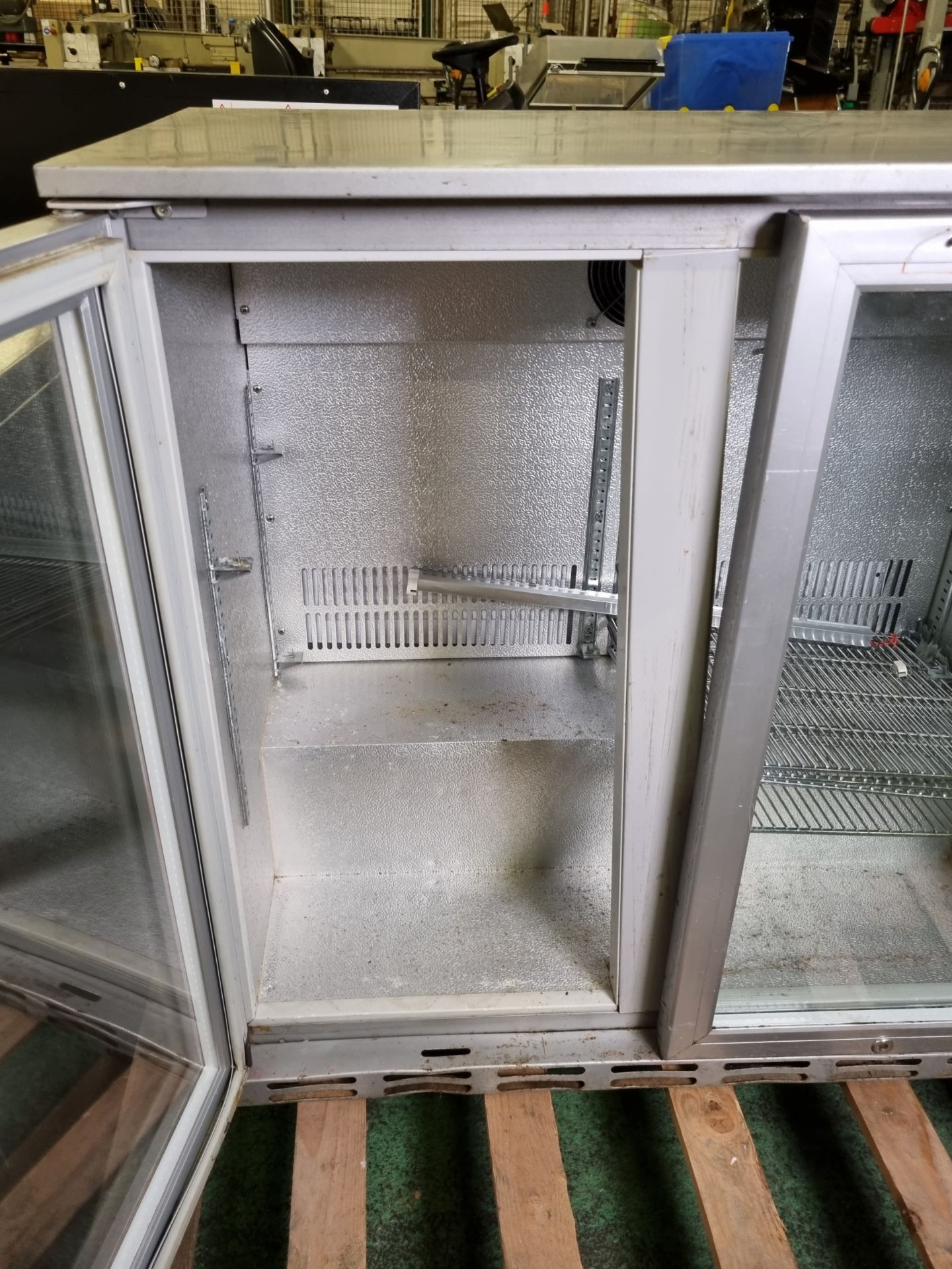Husky HUS-C2-HY-SILVER-PLAIN undercounter display fridge double glass doors - AS SPARES OR REPAIRS - Image 3 of 5
