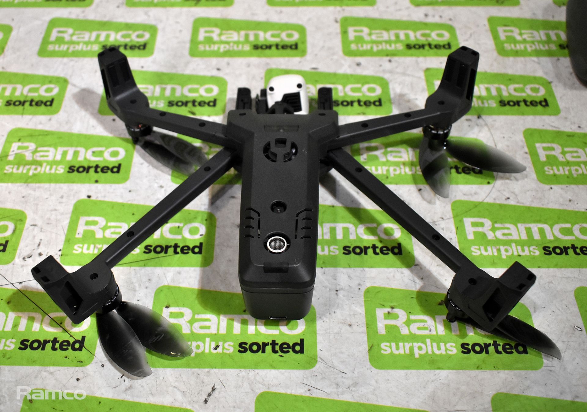 Parrot ANAFI ultra compact 4K HDR camera drone - Parrot SkyController 3 handset - 4x 2700mAh 7.6V - Bild 6 aus 12