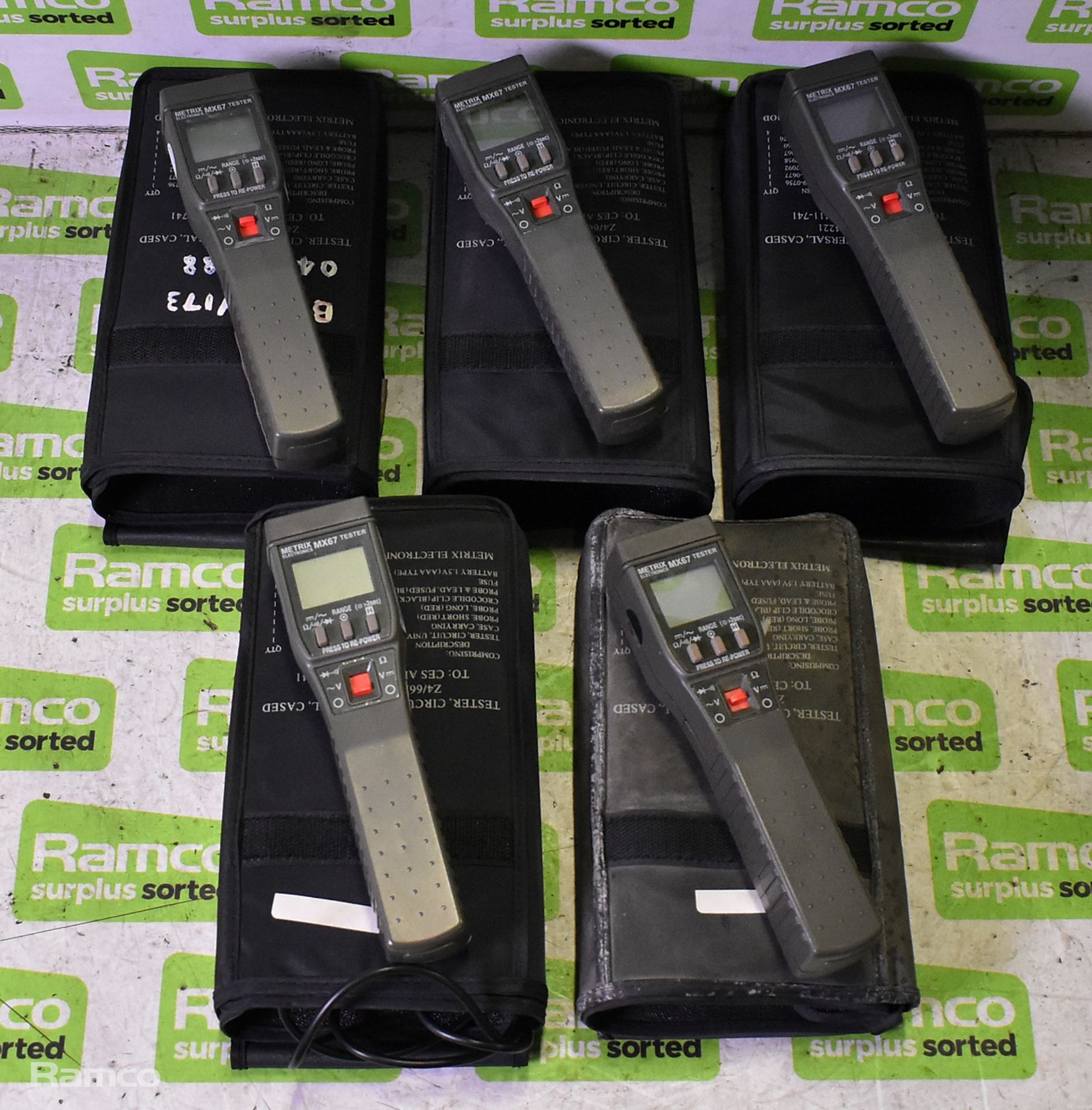 5x Universal circuit testers in cases