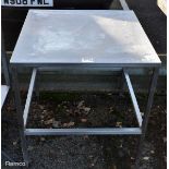 Stainless steel preparation table - L 690 x W 690 x H 730mm