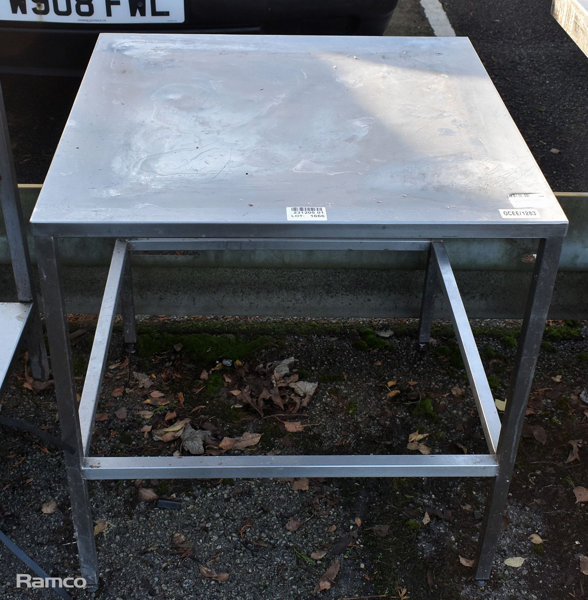 Stainless steel preparation table - L 690 x W 690 x H 730mm