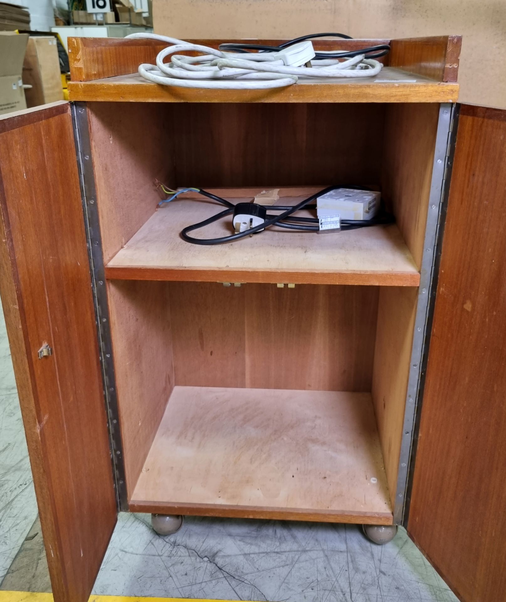 Wooden cupboard with 4 socket extension lead - L 600 x W 490 x H 790mm - Image 3 of 3