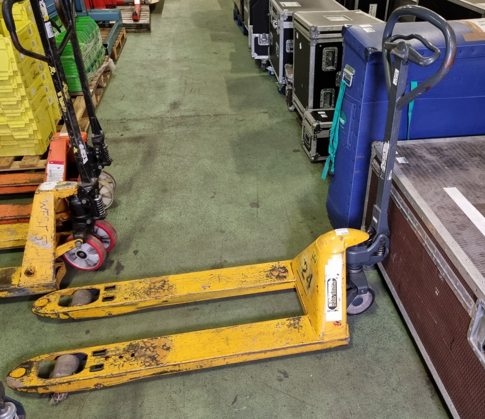 Jungheinrich AM22 hand pallet truck - 2200 kg capacity