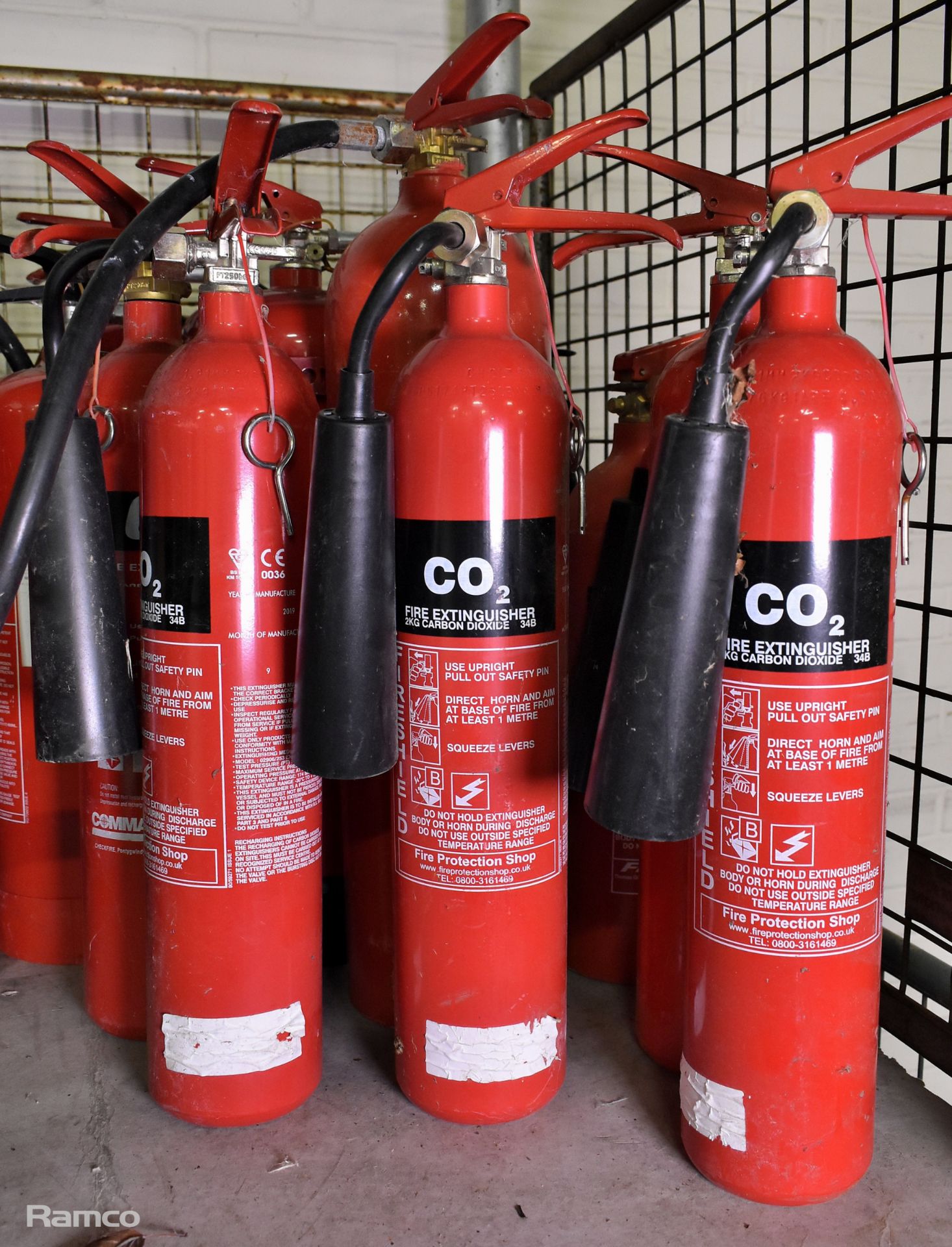 18x Fire extinguishers mixed sizes - powder, water & CO2 - NEEDS SERVICING BEFORE USE - Image 4 of 5