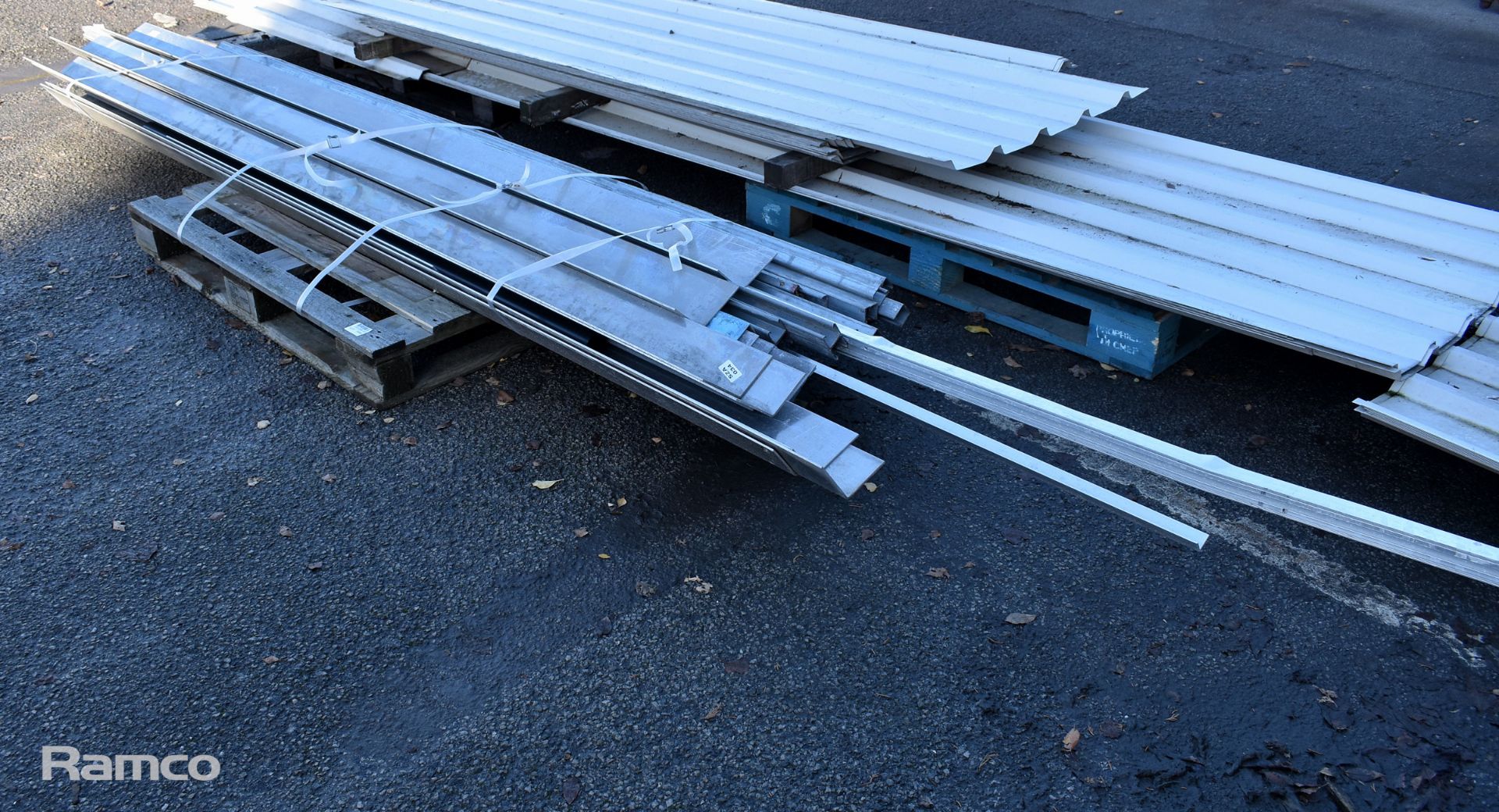 Aluminium angle section and steel channeling - 3-3.5m mixed lengths - Image 2 of 4