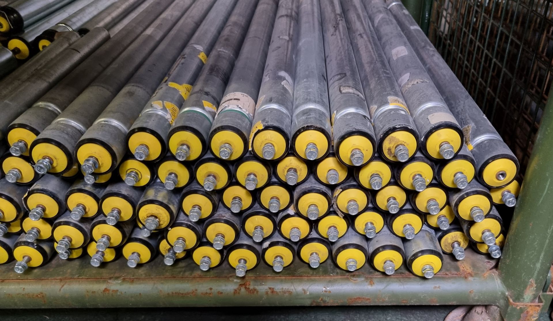 Conveyor belt rollers - mostly 920mm with some mixed size smaller rollers - approx 90 - Bild 3 aus 4