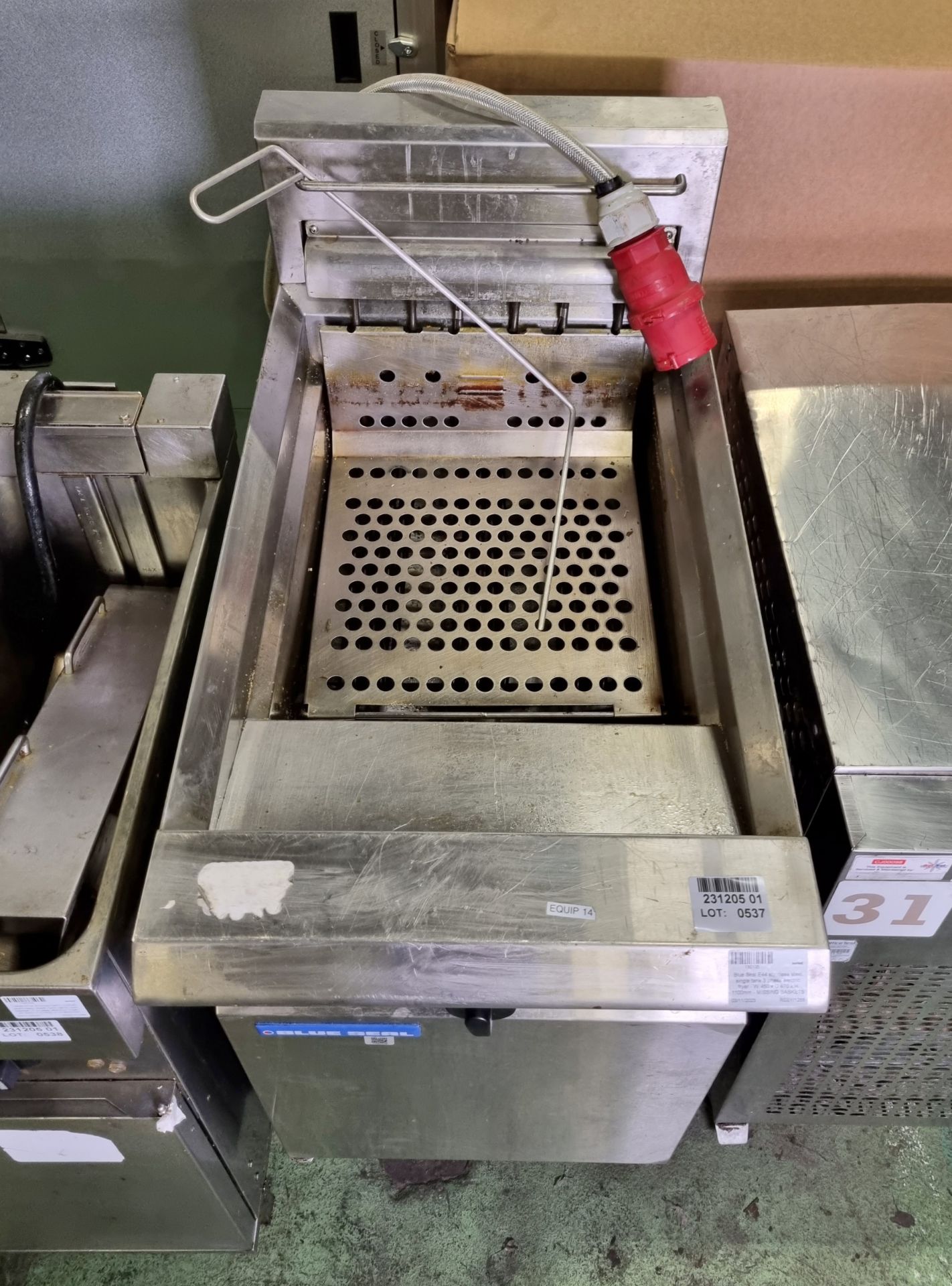 Blue Seal E44 stainless steel single tank 3 phase electric fryer - W 450 x D 870 x H 1100mm - Image 2 of 4