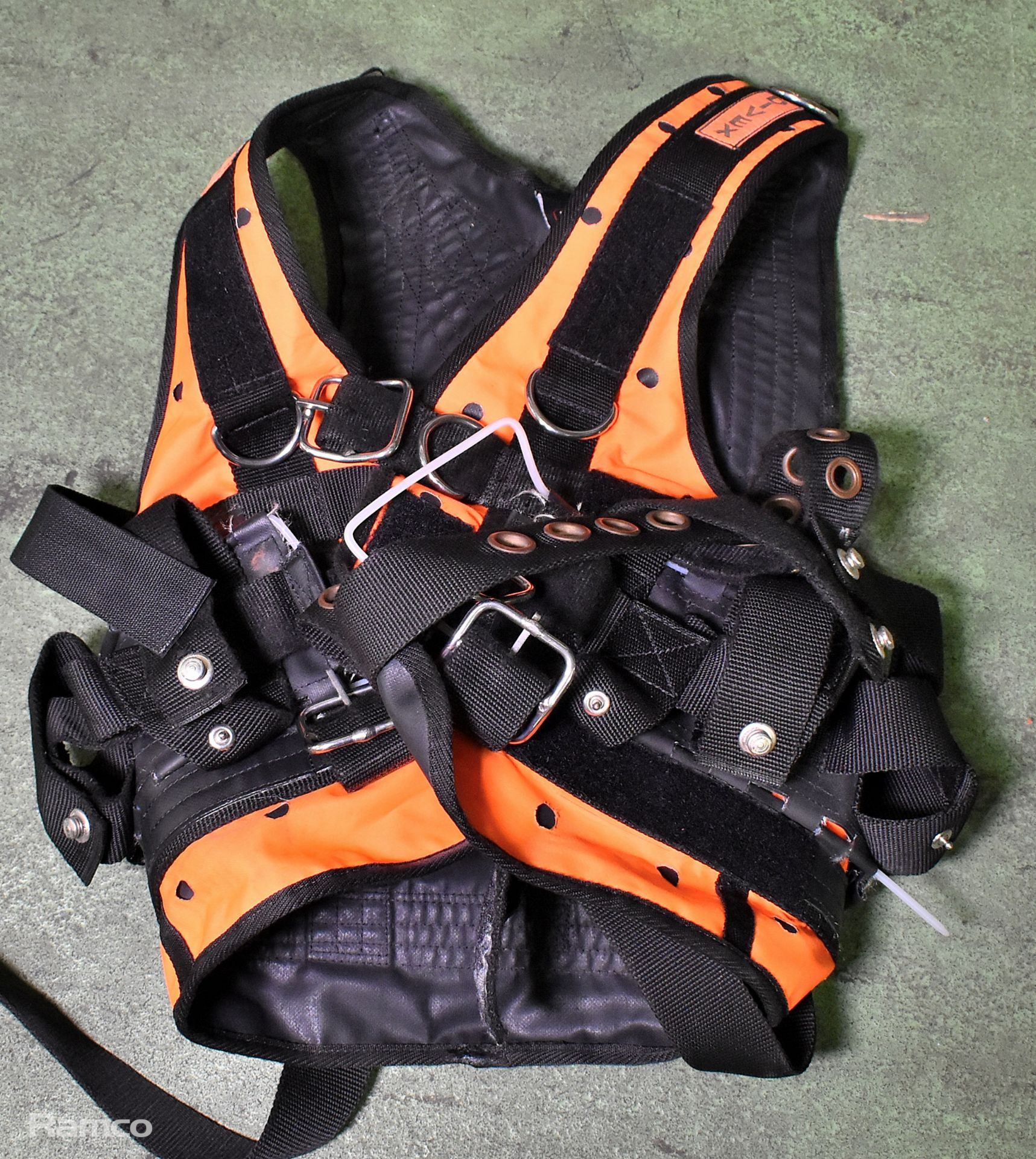 2x Northern Diver R-Vest harnesses - Manufacture Date: August 2017 - MAY REQUIRE CALIBRATION - Image 4 of 10