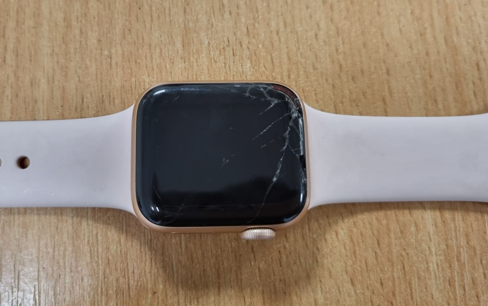 Apple Watch series 6 – Rose gold - aluminium 40mm model (cracked screen) – tested and works - Bild 7 aus 19