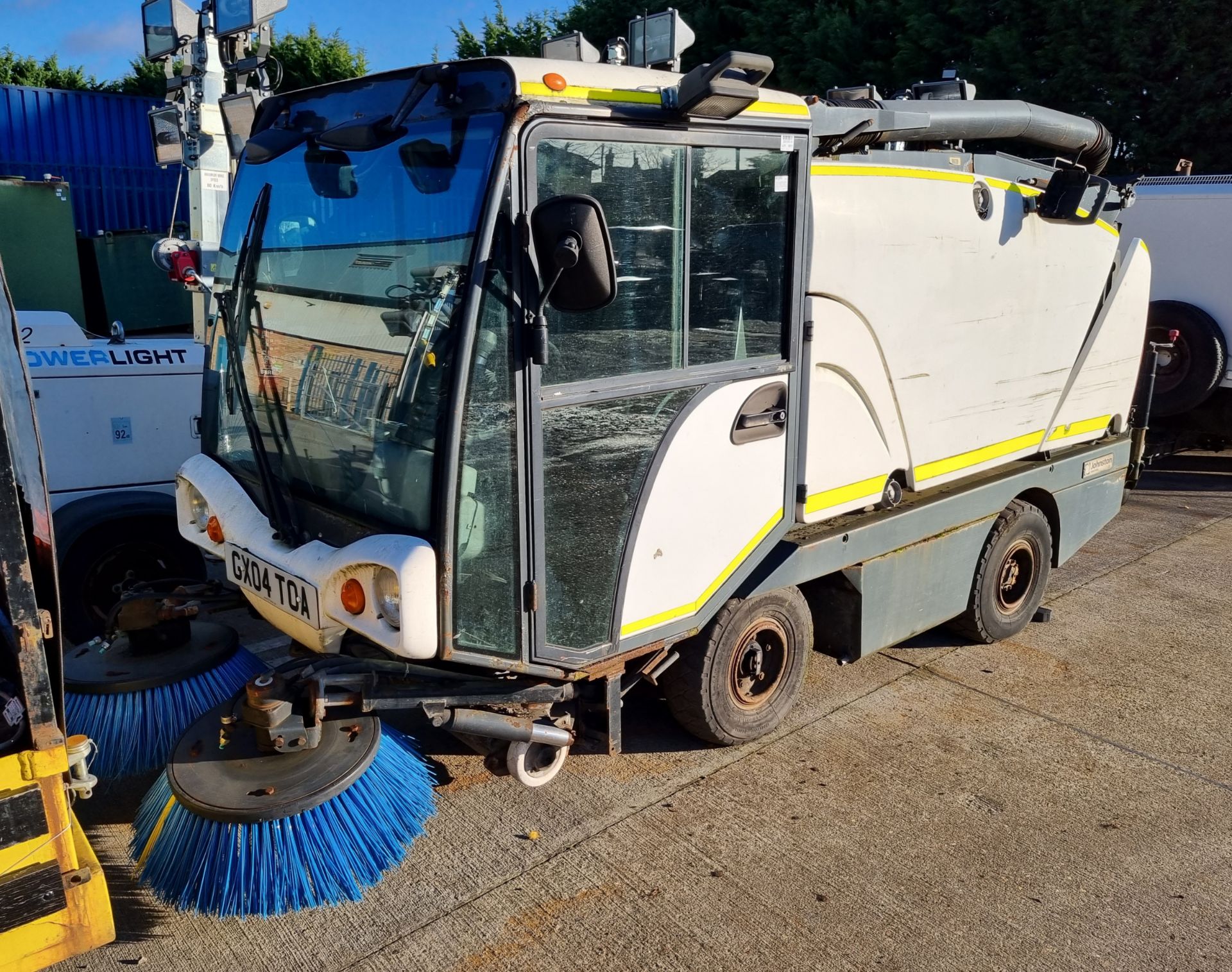 Johnston Sweepers Compact 40 road sweeper - Diesel - no key - video attached to lot listing - Image 2 of 15