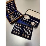 A set of twelve Walker & Hall Epns rat tail pattern teaspoons complete with tongs in original fitted