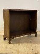 A 1930's oak open bookcase fitted with one adjustable shelf, H77cm, W92cm, D31cm