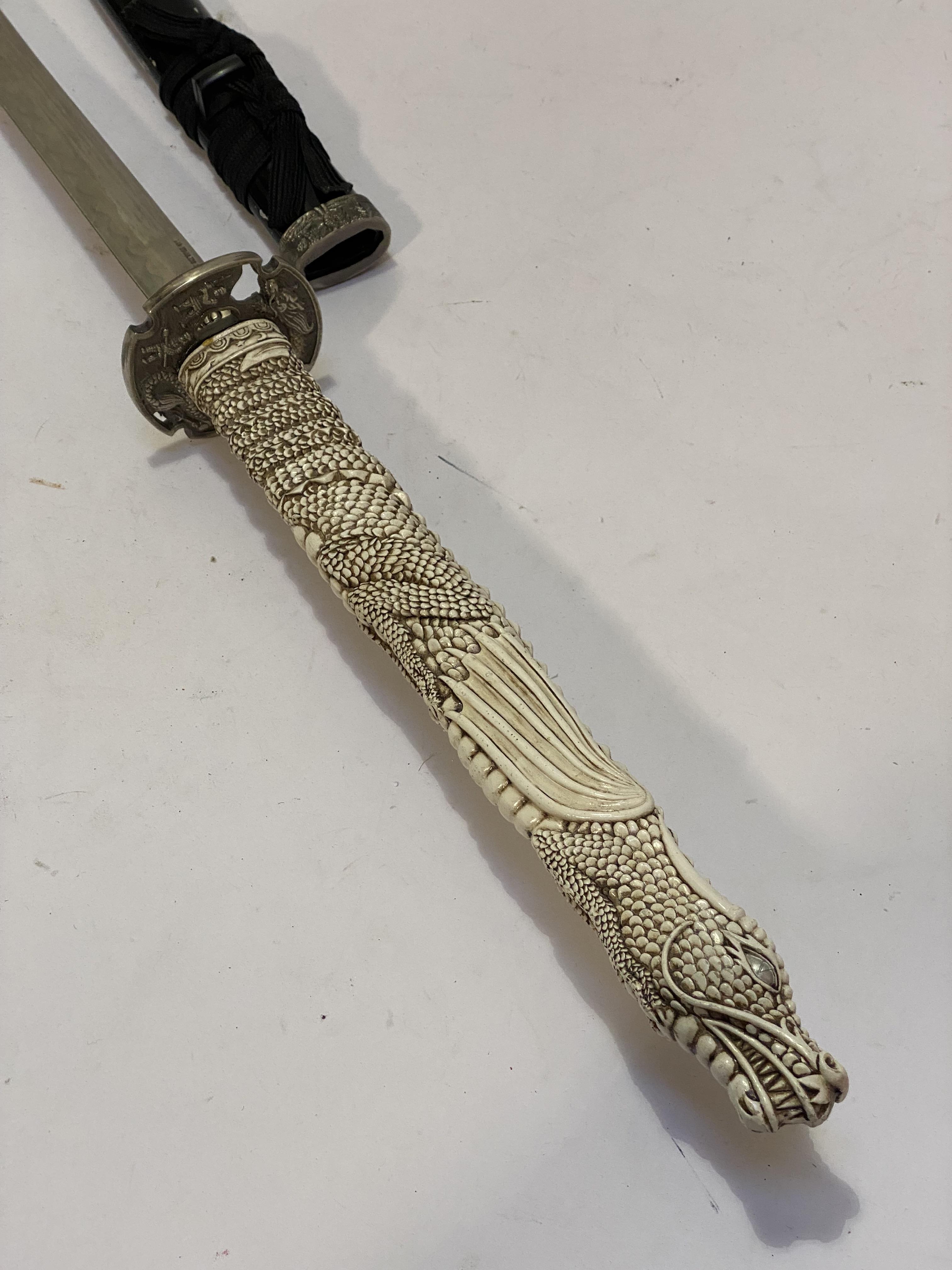 Japanese Samuri sword, faux ivory handle in the form of a dragon, cast metal tang, plain black and - Image 2 of 2