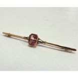 An Edwardian 9ct gold bar brooch mounted octagonal cut pink semi precious gem stone, (L 5.5cm) (