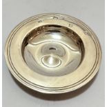 A London silver dish with ringed border, (1.5cm x 9.5cm) (62.8g)