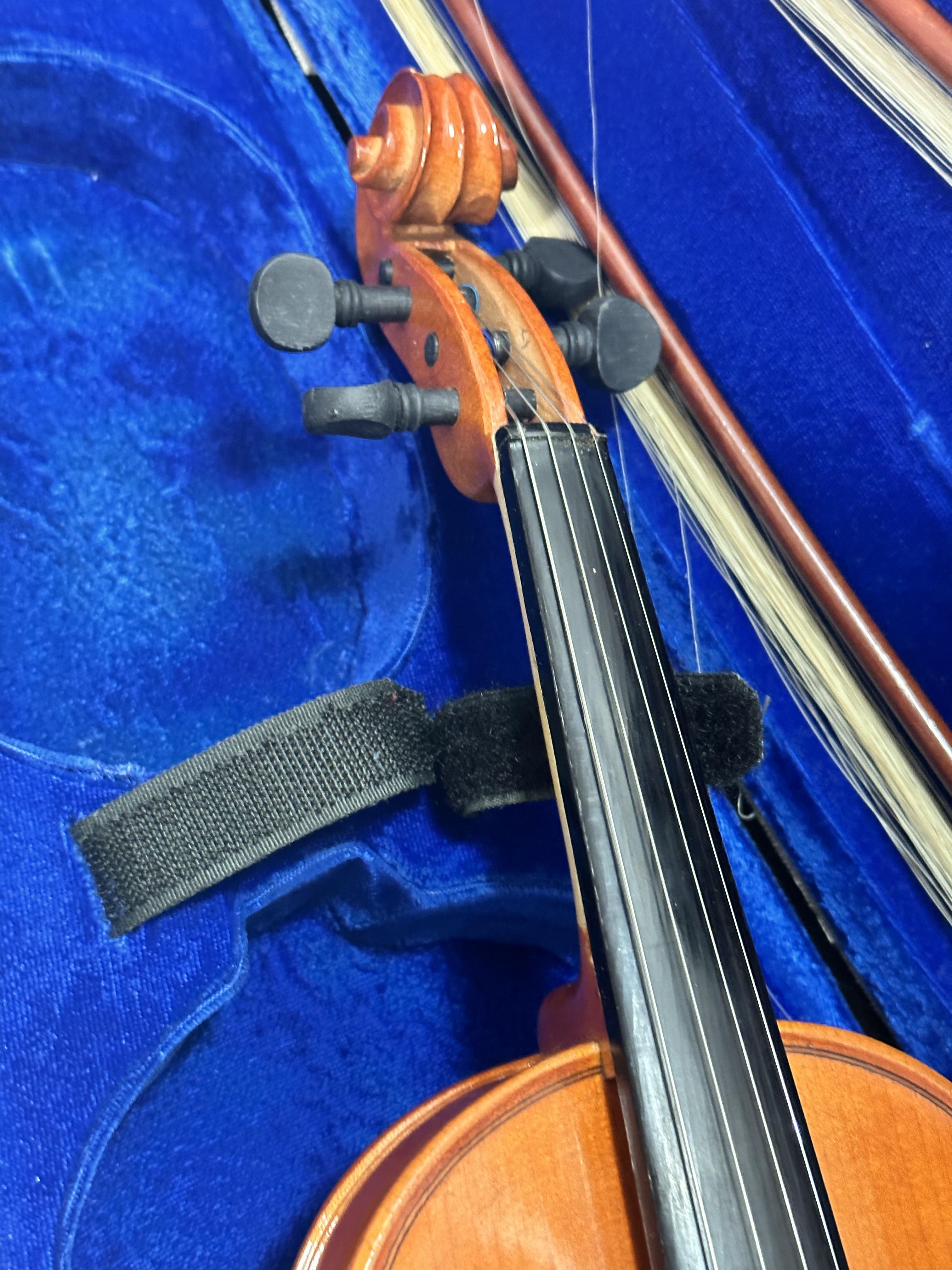 A modern child's Sound Post UK Primavera satinwood one piece violin complete with chin rest, case - Image 3 of 7