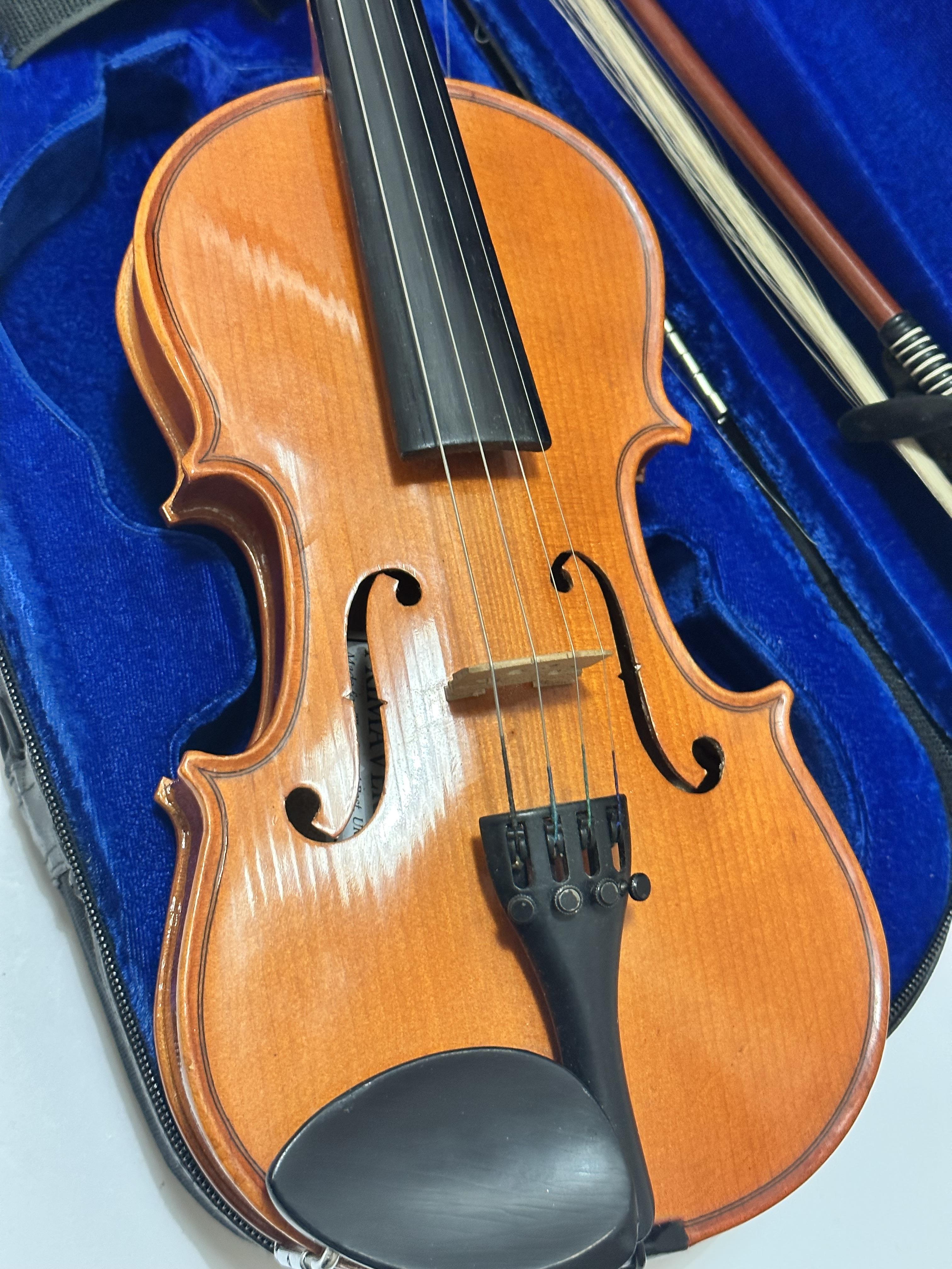 A modern child's Sound Post UK Primavera satinwood one piece violin complete with chin rest, case - Image 2 of 7