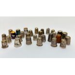 A collection of twenty one various engraved thimbles, some with floral design, engine turned