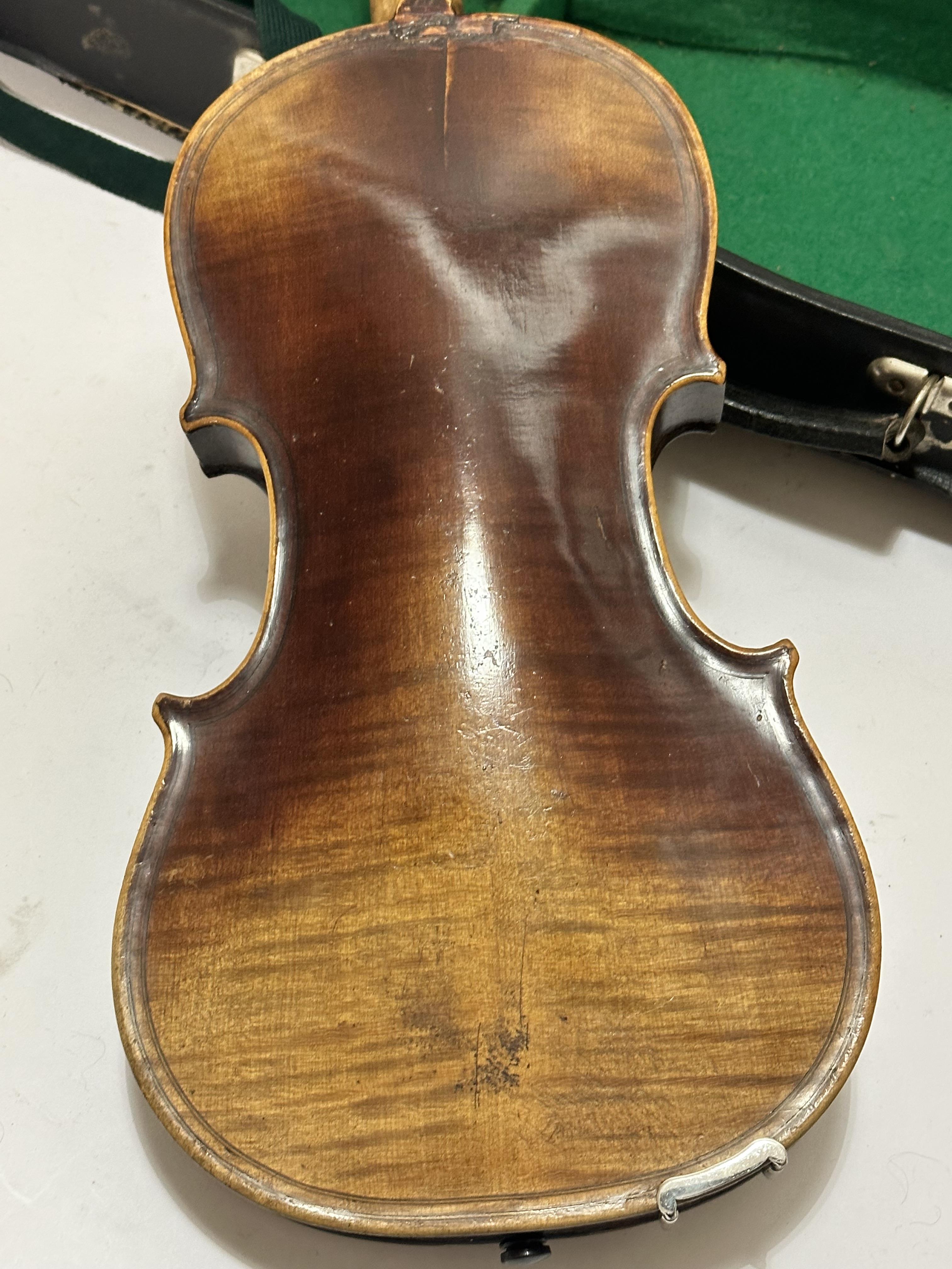 An Italian Magini two piece violin with paper label D E U T I C H E U R B E I T, spilt at back and - Image 4 of 8