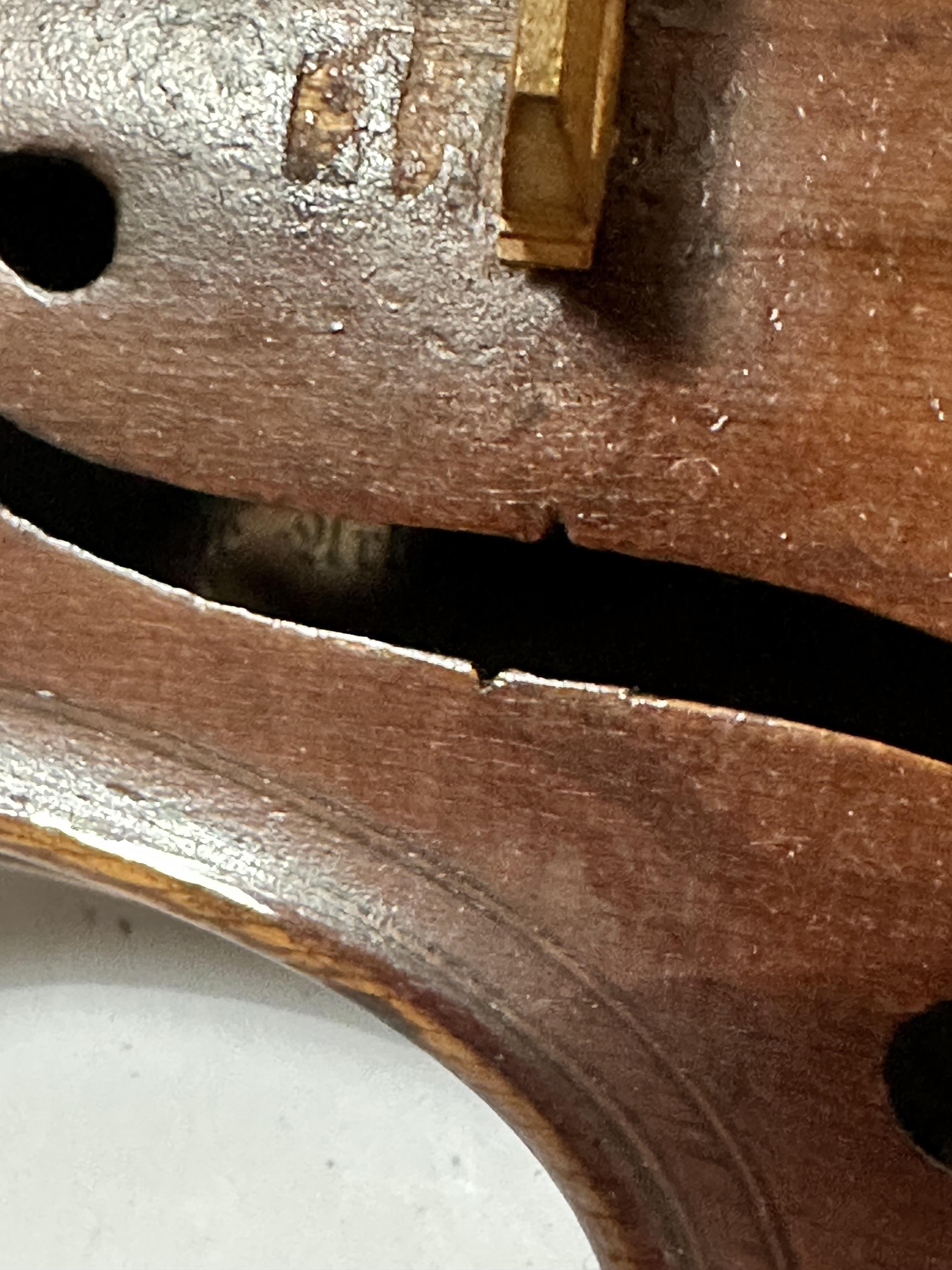 An Italian Magini two piece violin with paper label D E U T I C H E U R B E I T, spilt at back and - Image 2 of 8