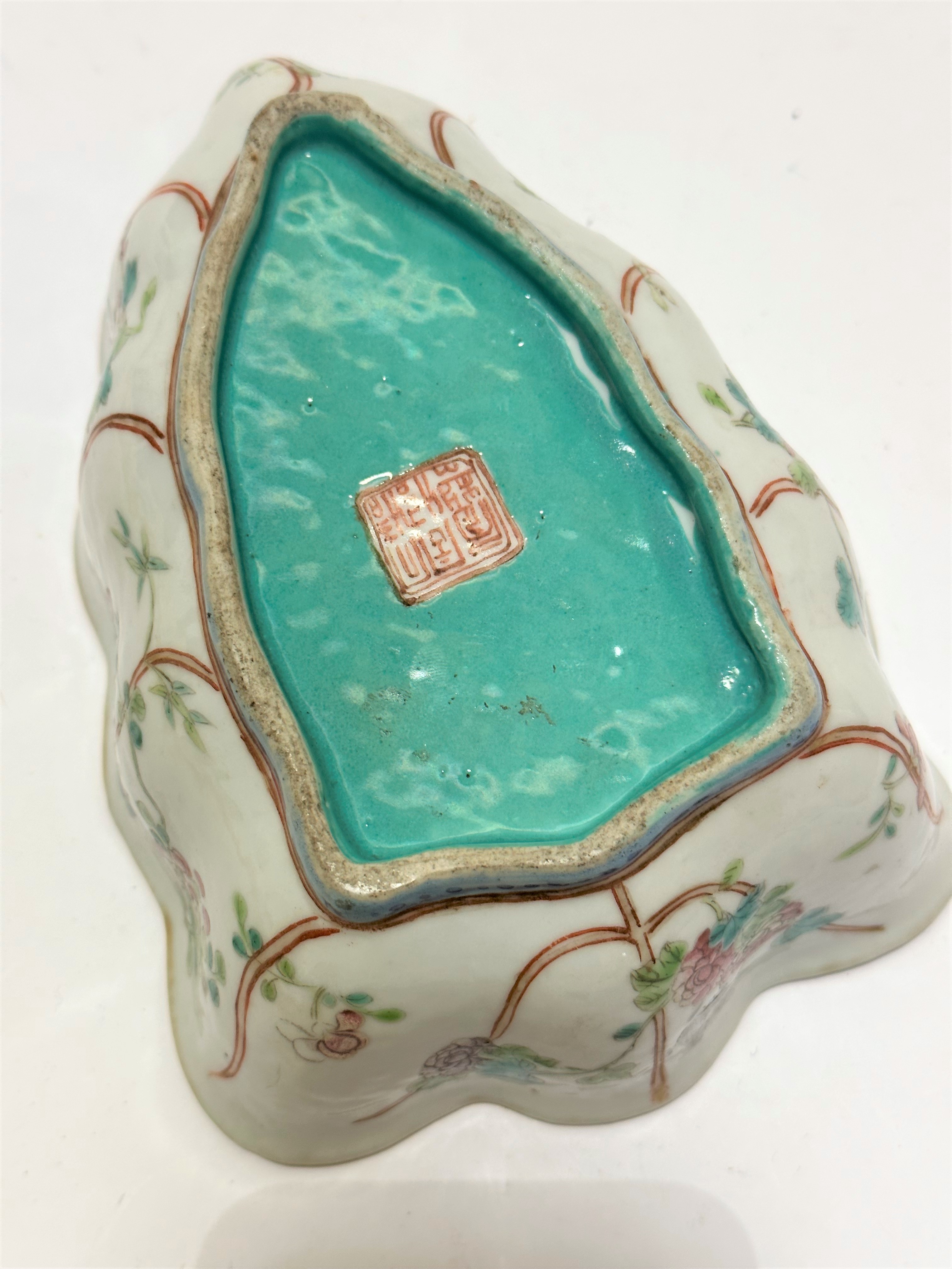 A 19thc lotus leaf shaped Chinese porcelain export ware serving dish decorated with chrysanthemum - Image 3 of 11