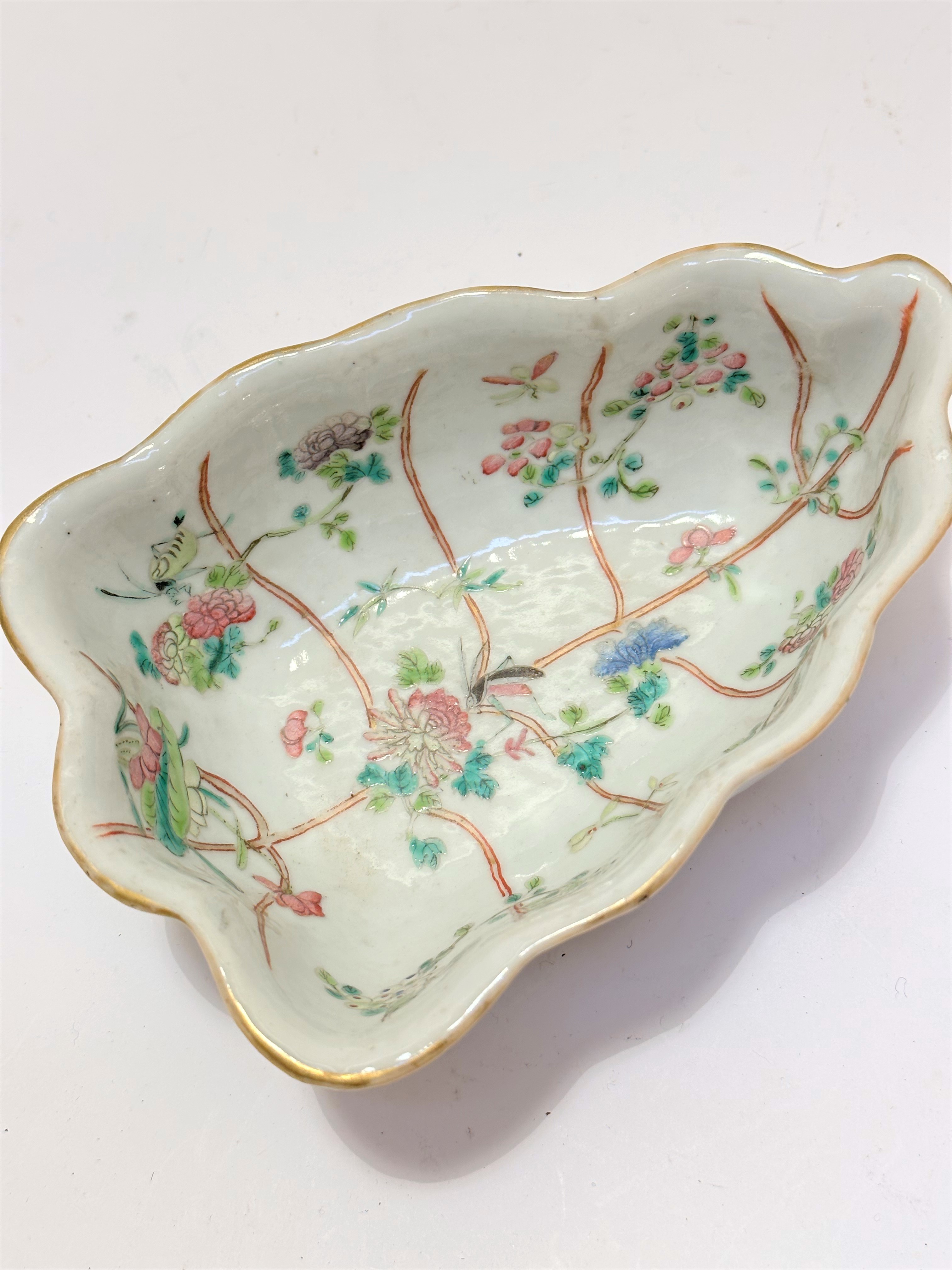 A 19thc lotus leaf shaped Chinese porcelain export ware serving dish decorated with chrysanthemum - Image 4 of 11