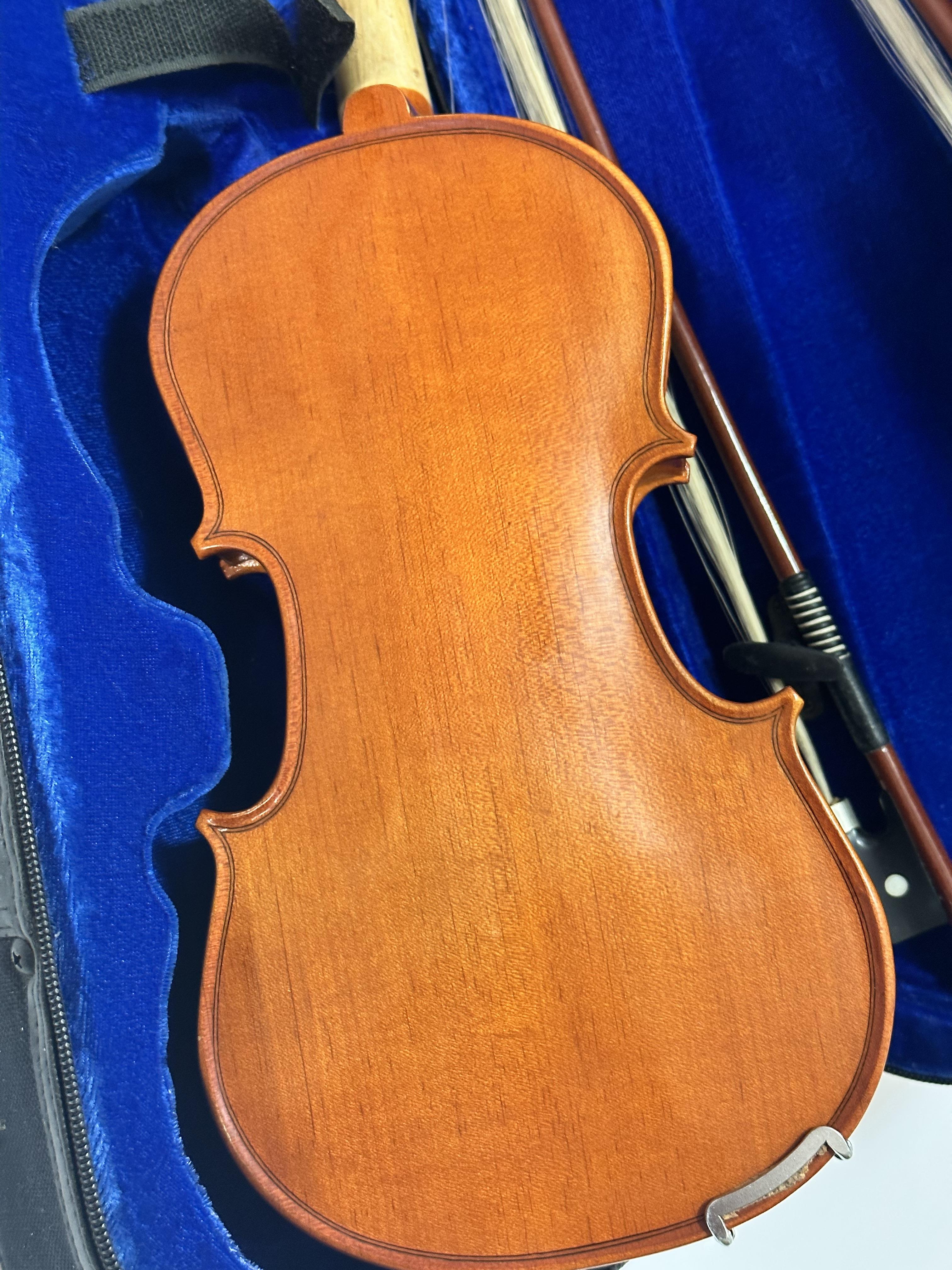 A modern child's Sound Post UK Primavera satinwood one piece violin complete with chin rest, case - Image 4 of 7