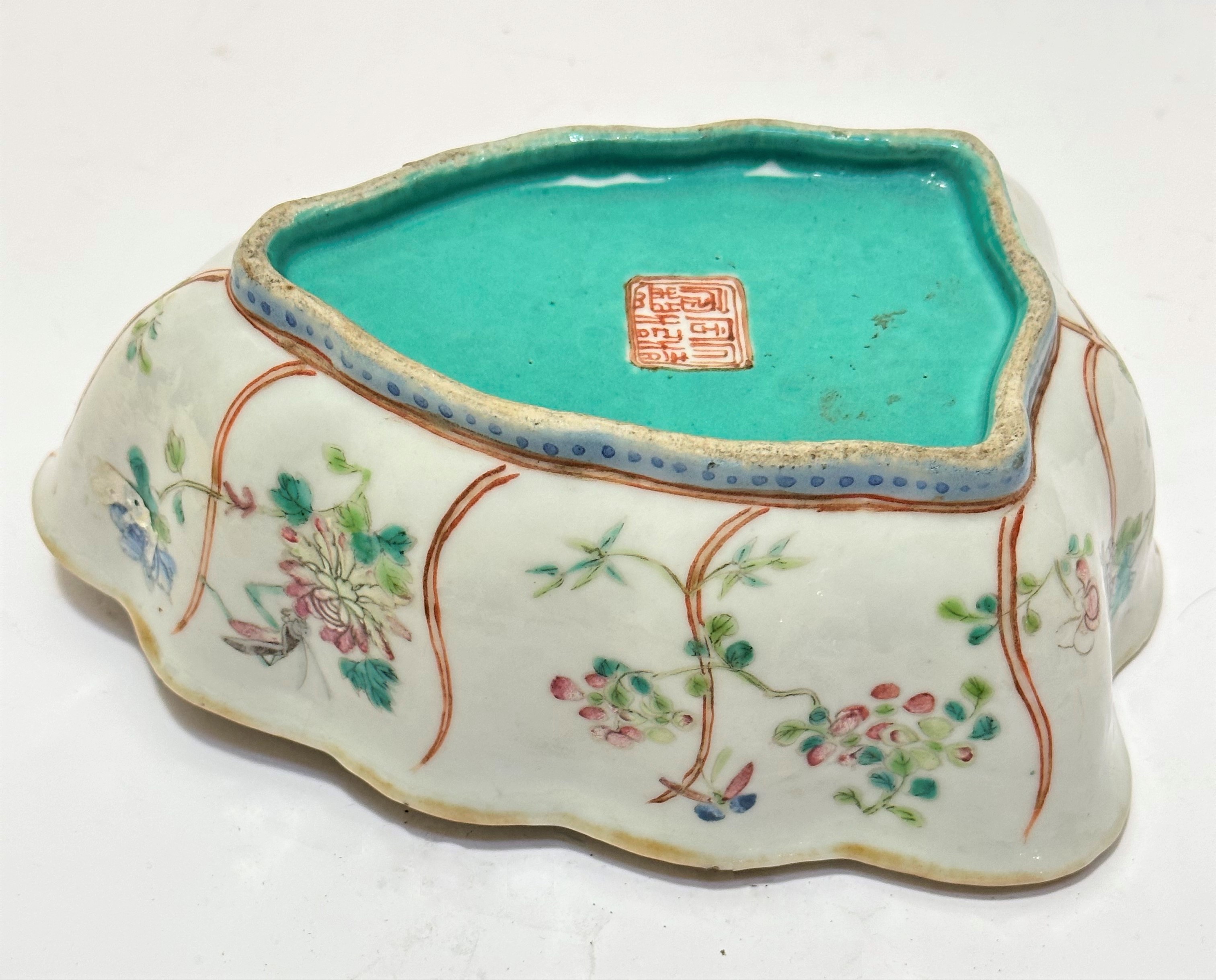 A 19thc lotus leaf shaped Chinese porcelain export ware serving dish decorated with chrysanthemum - Image 5 of 11