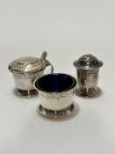 An Edwardian Birmingham silver three piece condiment set comprising salt with blue glass liner (h