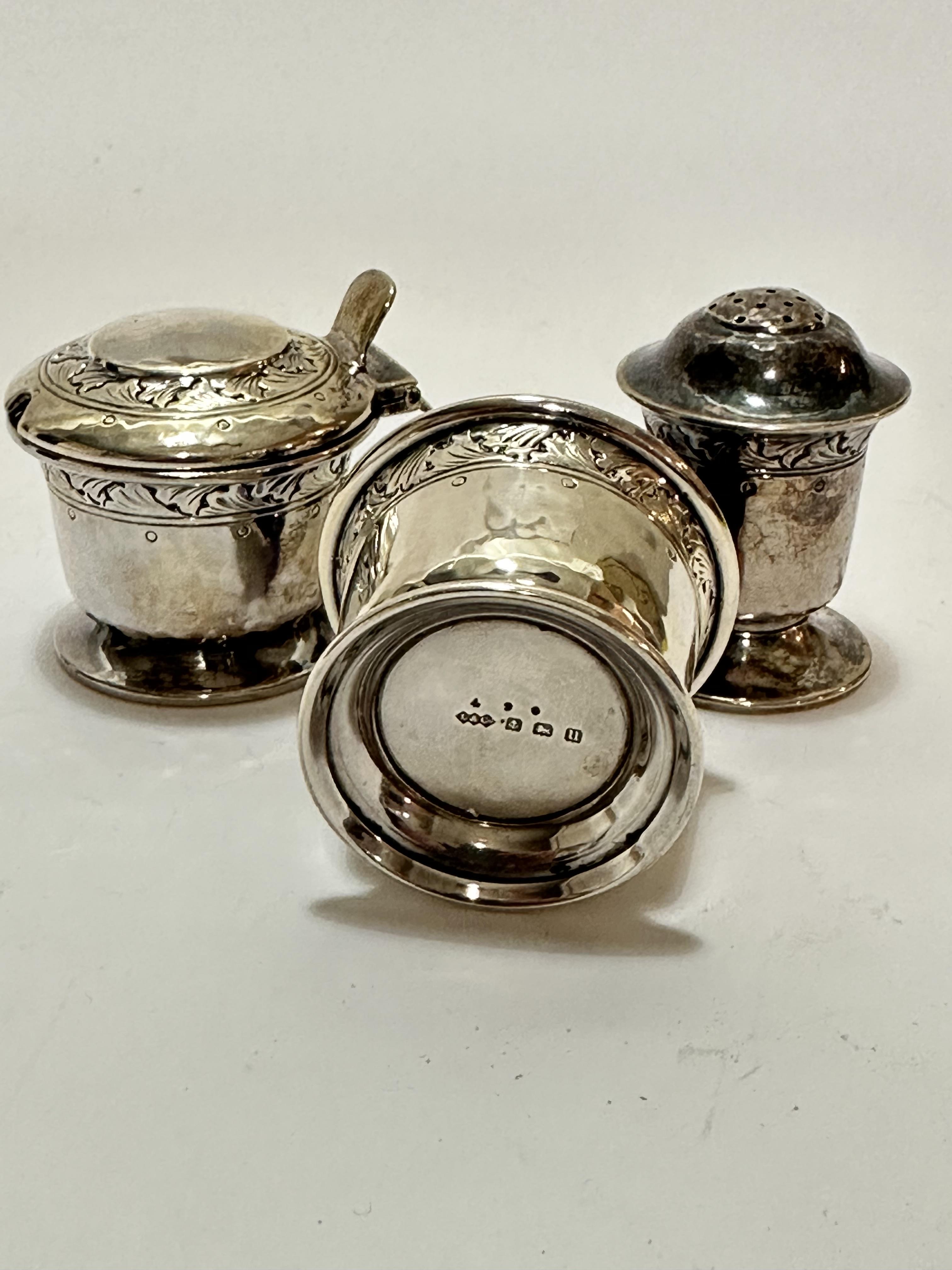 An Edwardian Birmingham silver three piece condiment set comprising salt with blue glass liner (h - Image 2 of 3