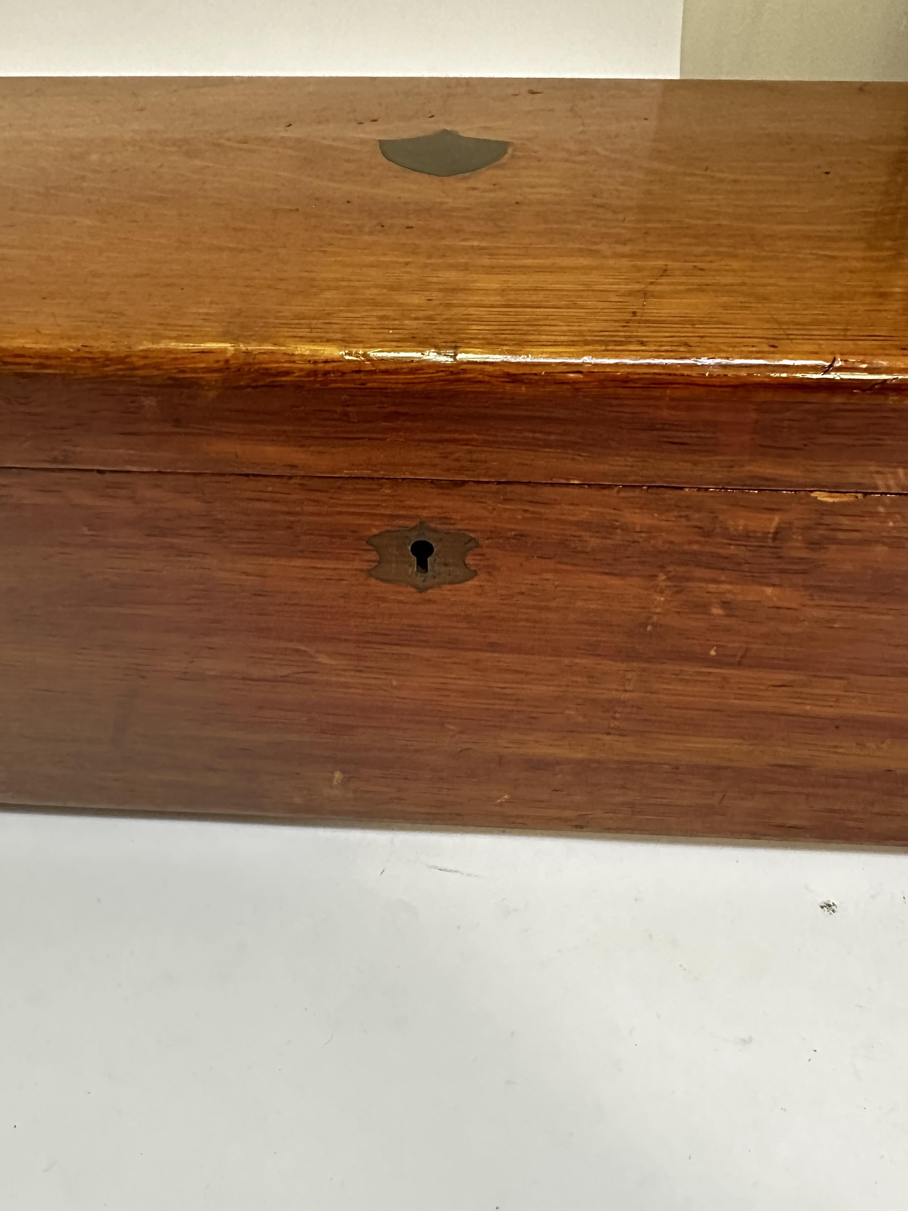 An Edwardian oak table canteen box, with shield set brass inset plaque to top and recessed brass - Image 6 of 6